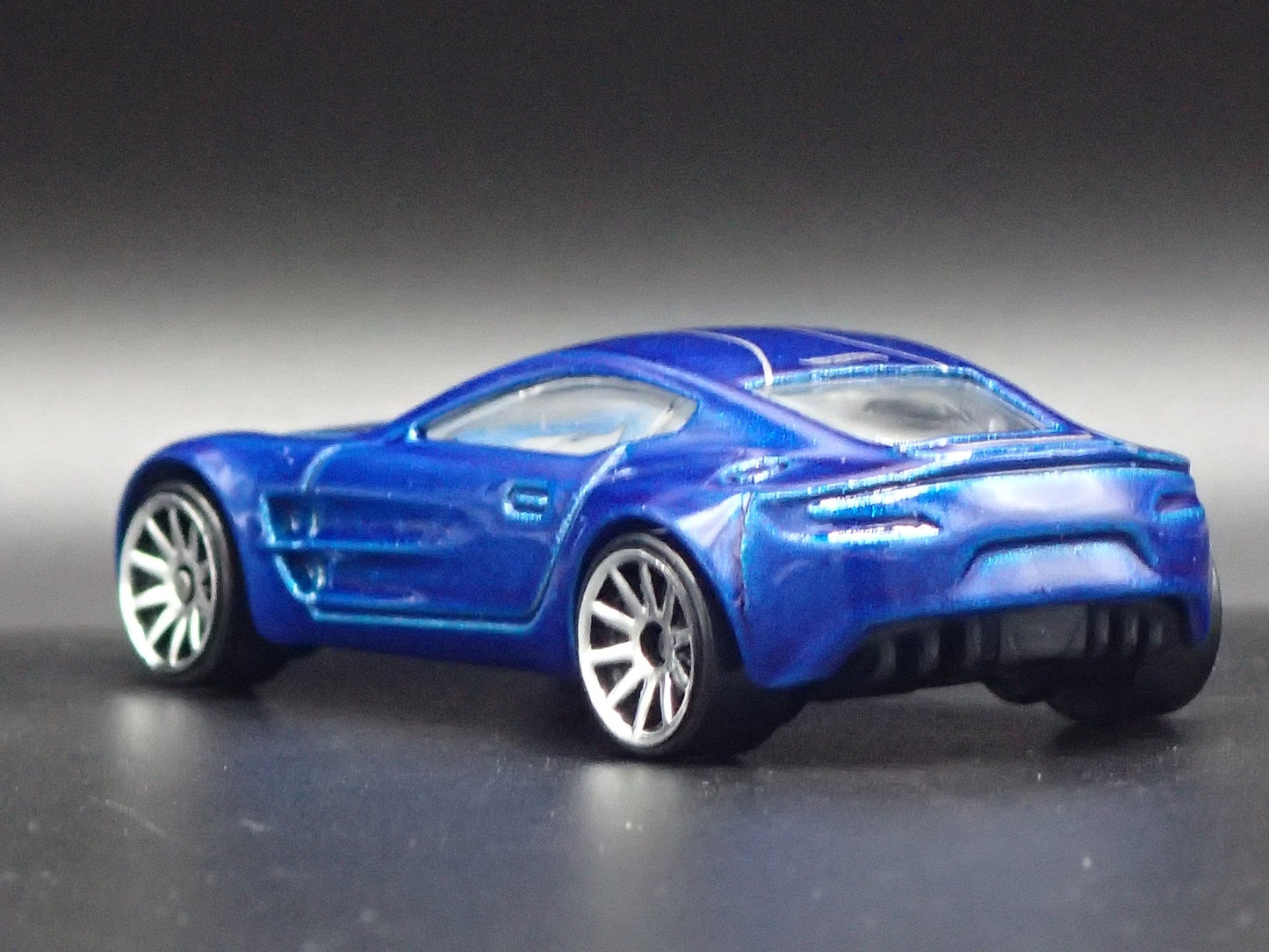 2009-2012 ASTON MARTIN ONE-77 1/64 SCALE COLLECTIBLE DIORAMA DIECAST MODEL CAR