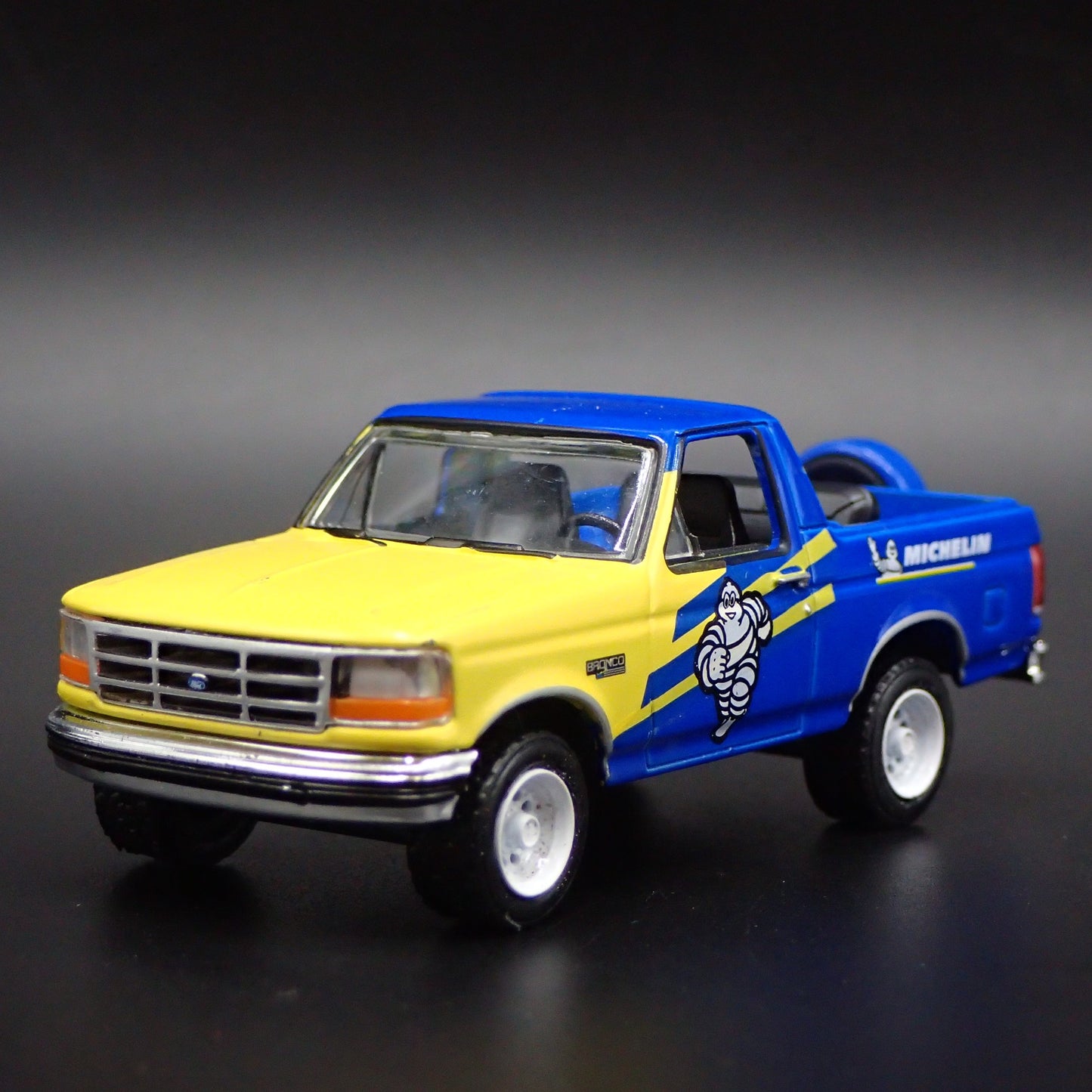 1996 96 FORD BRONCO XL MICHELIN MAN TIRES 1:64 SCALE DIORAMA DIECAST MODEL CAR