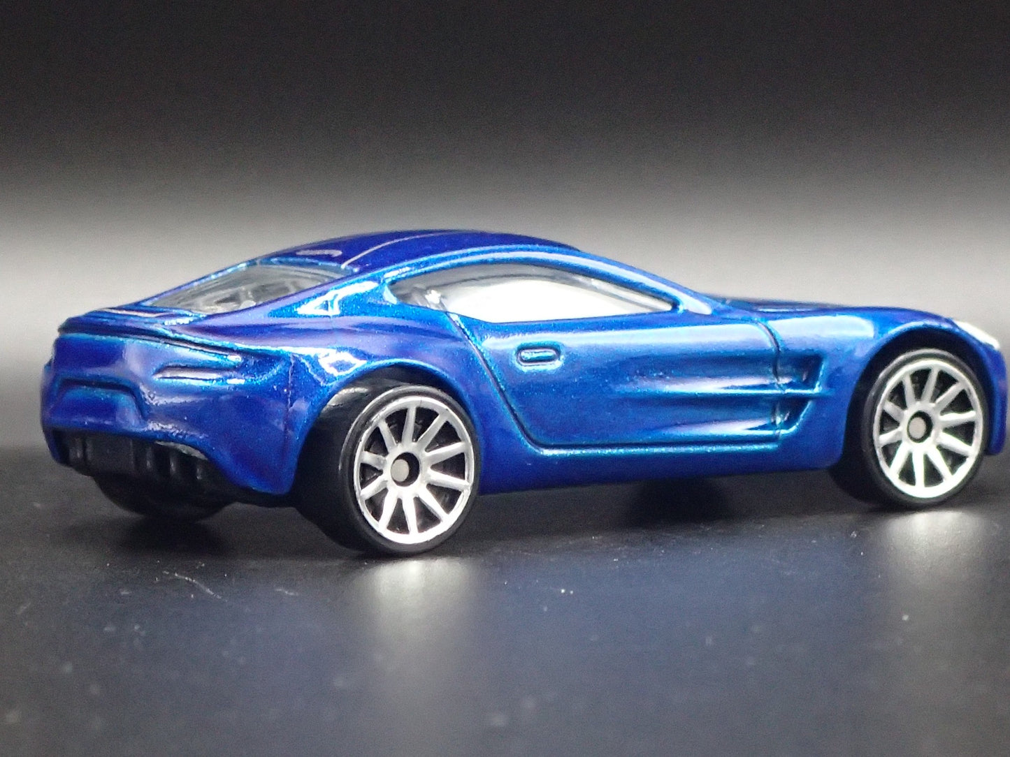 2009-2012 ASTON MARTIN ONE-77 1/64 SCALE COLLECTIBLE DIORAMA DIECAST MODEL CAR