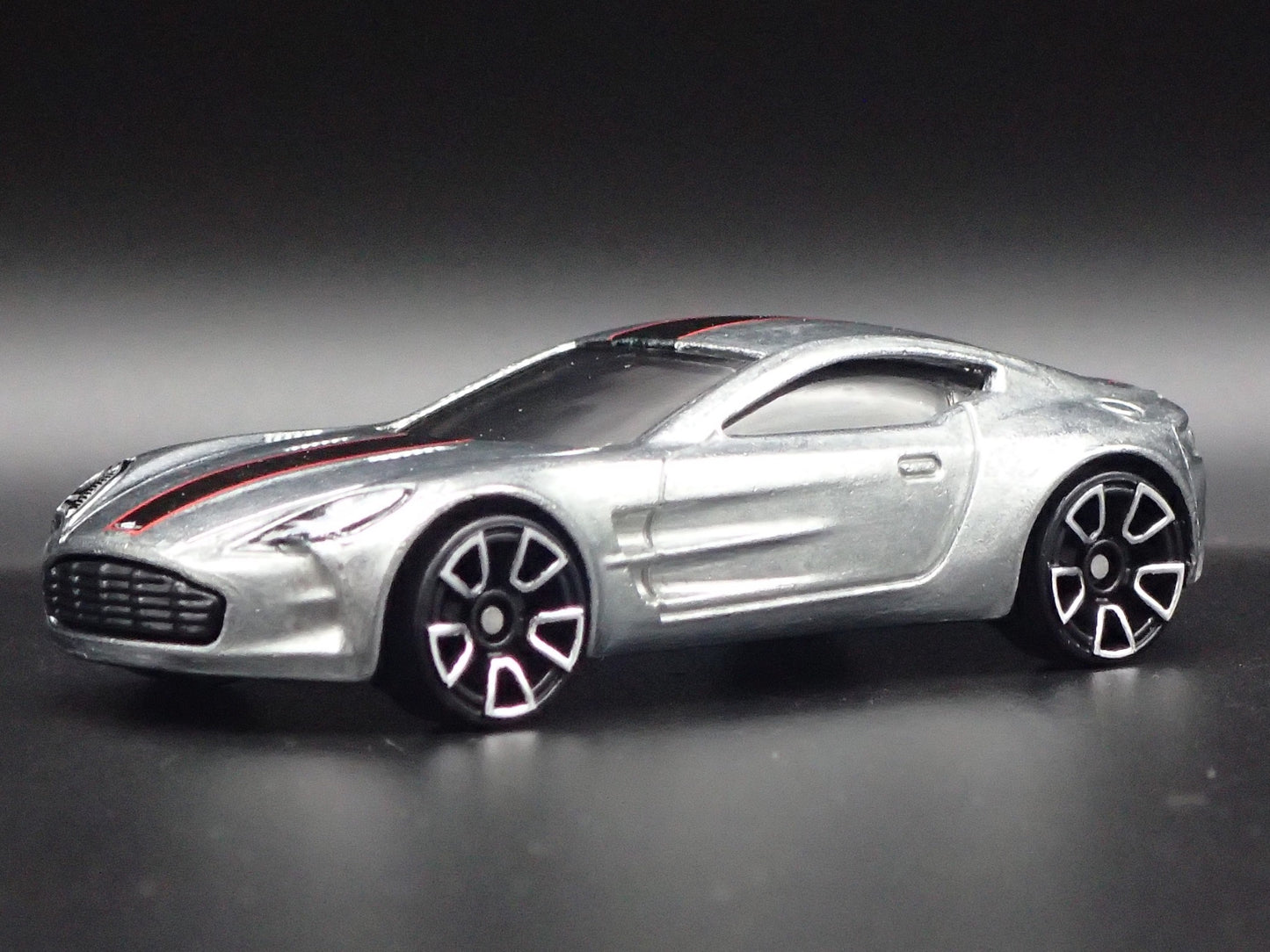 2009-2012 ASTON MARTIN ONE-77 SILVER 1/64 SCALE DIORAMA DIECAST MODEL CAR