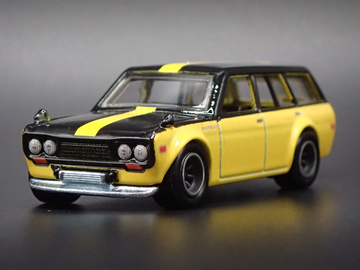 1968-1973 DATSUN 510 STATION WAGON YELLOW 1:64 SCALE DIORAMA DIECAST MODEL CAR