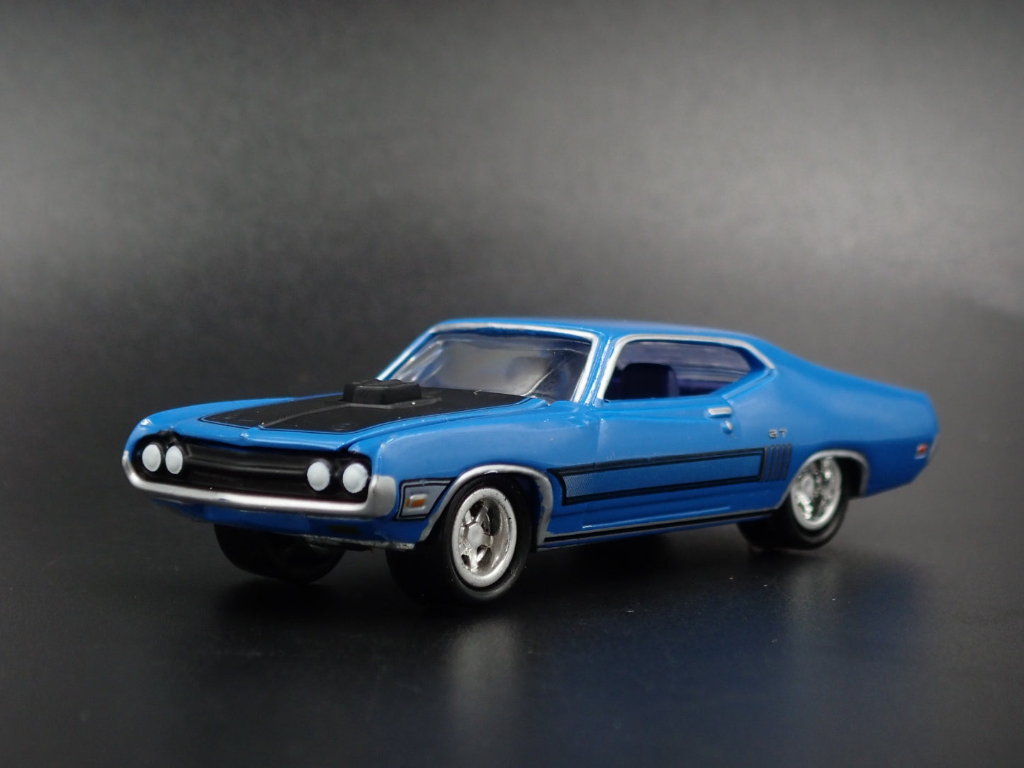 1970 70 FORD TORINO GT BLUE 1:64 SCALE COLLECTIBLE DIORAMA DIECAST MODEL CAR