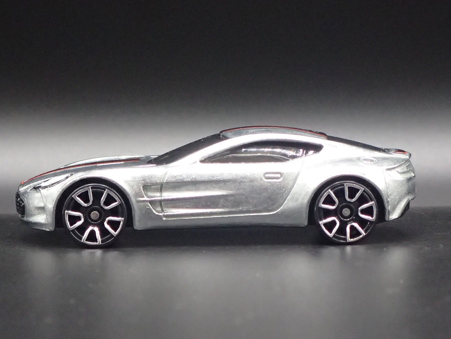2009-2012 ASTON MARTIN ONE-77 SILVER 1/64 SCALE DIORAMA DIECAST MODEL CAR