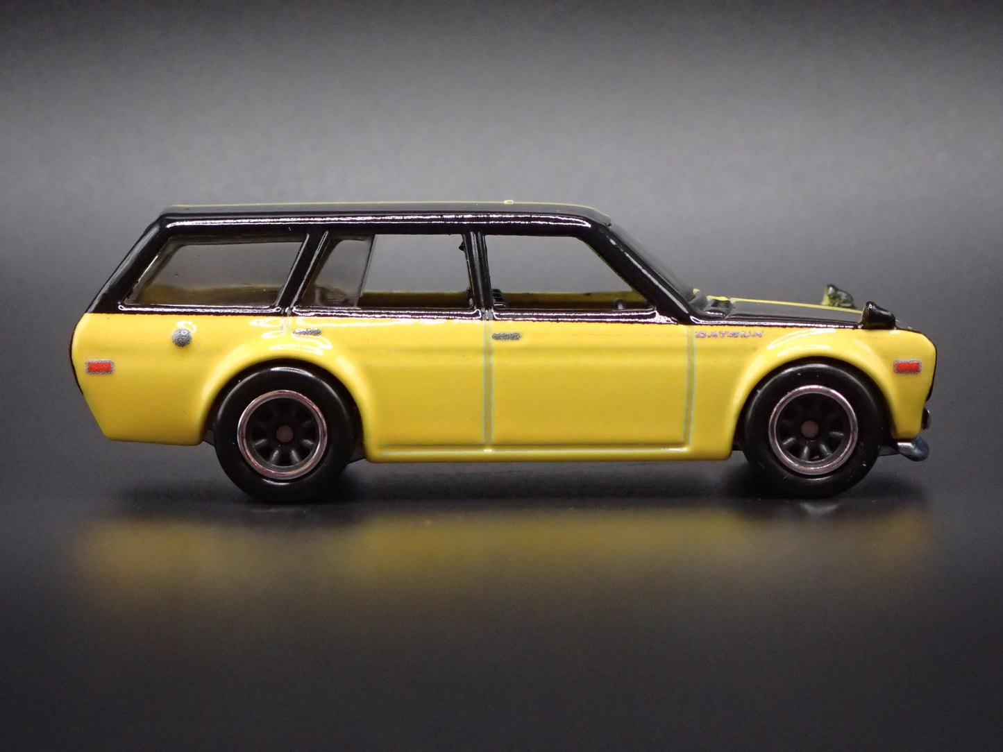 1968-1973 DATSUN 510 STATION WAGON YELLOW 1:64 SCALE DIORAMA DIECAST MODEL CAR
