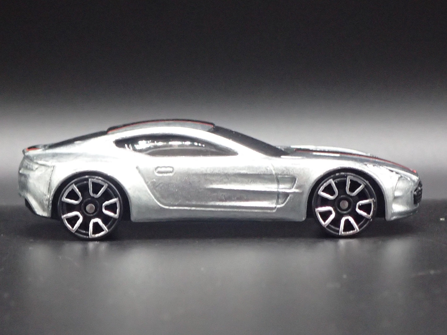 2009-2012 ASTON MARTIN ONE-77 SILVER 1/64 SCALE DIORAMA DIECAST MODEL CAR