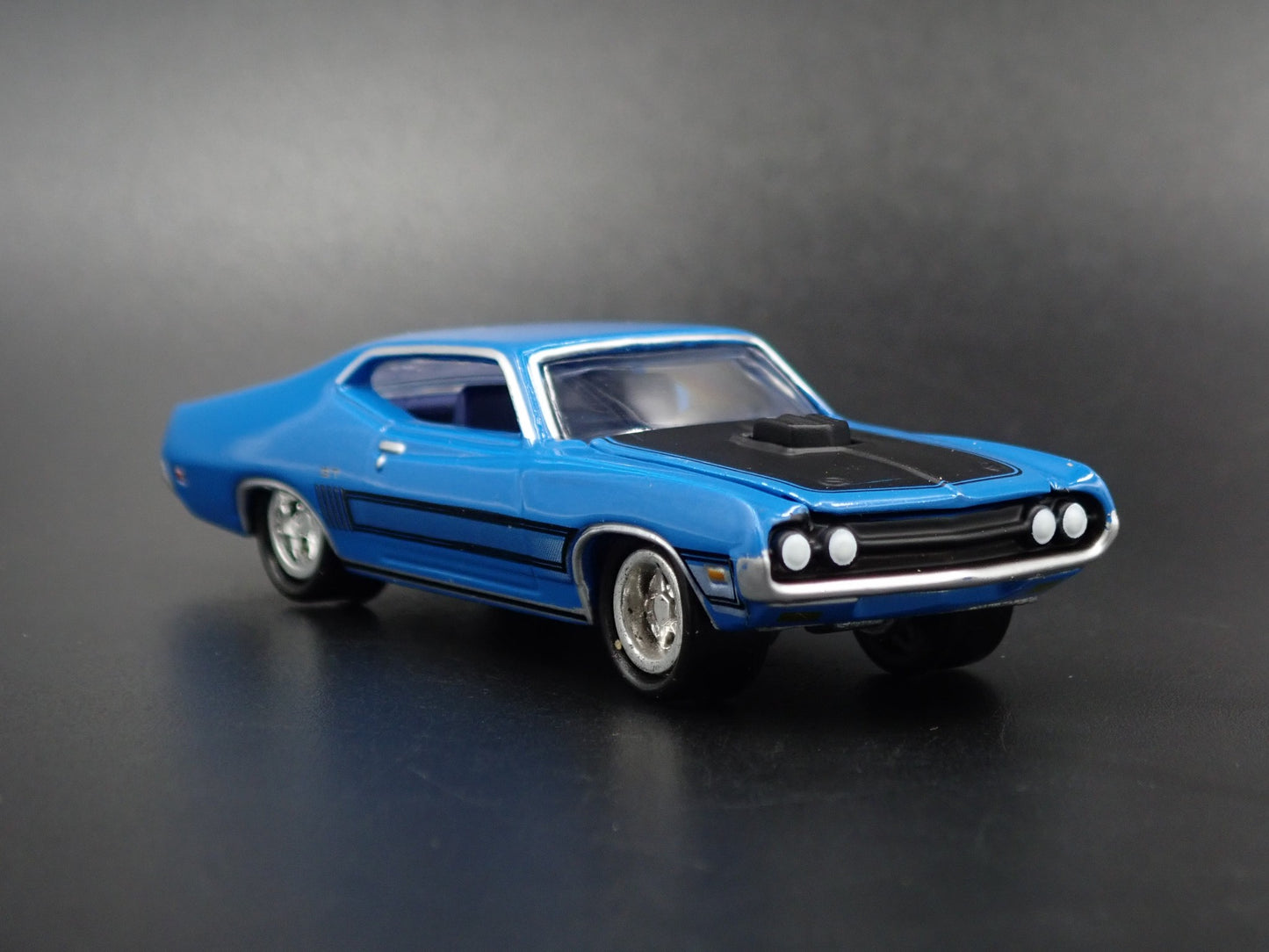1970 70 FORD TORINO GT BLUE 1:64 SCALE COLLECTIBLE DIORAMA DIECAST MODEL CAR