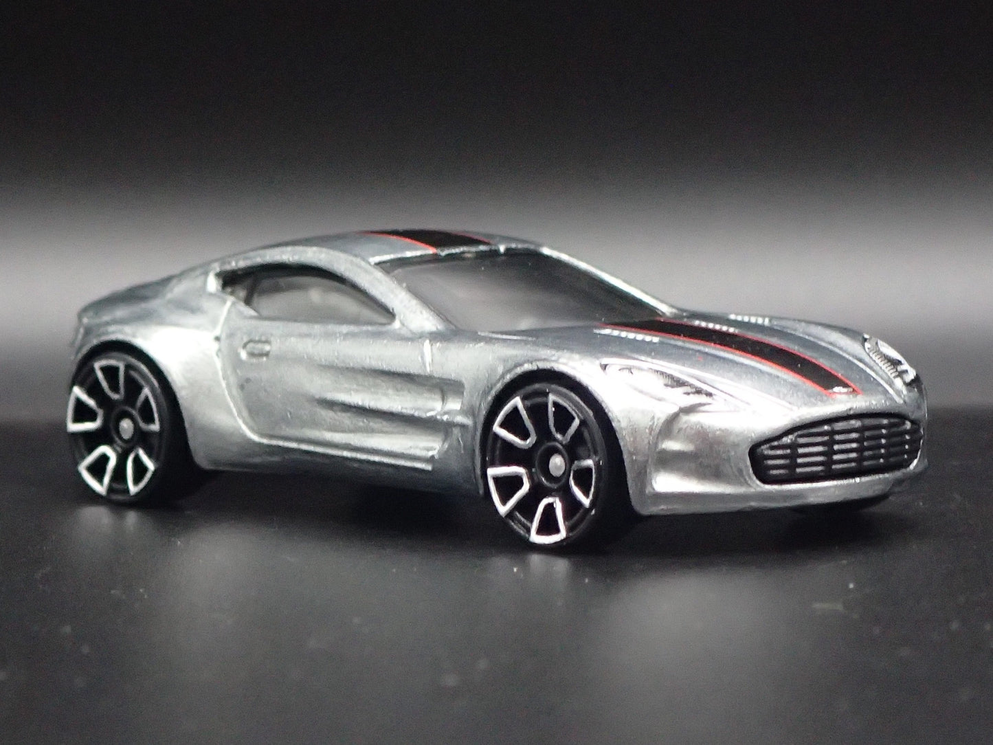 2009-2012 ASTON MARTIN ONE-77 SILVER 1/64 SCALE DIORAMA DIECAST MODEL CAR