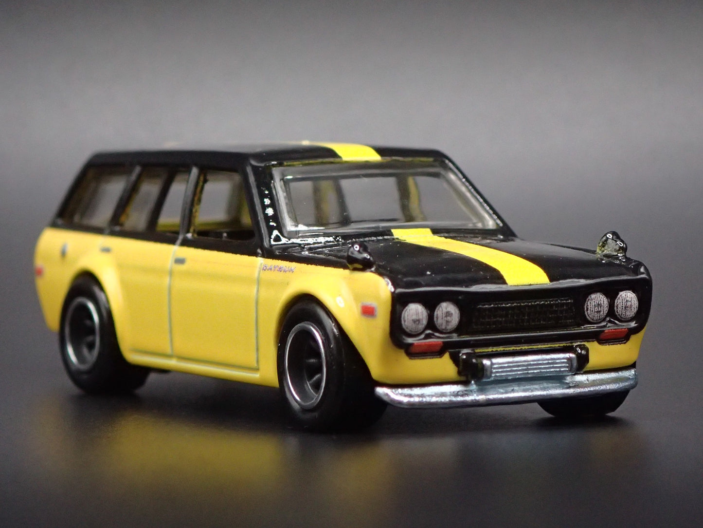 1968-1973 DATSUN 510 STATION WAGON YELLOW 1:64 SCALE DIORAMA DIECAST MODEL CAR