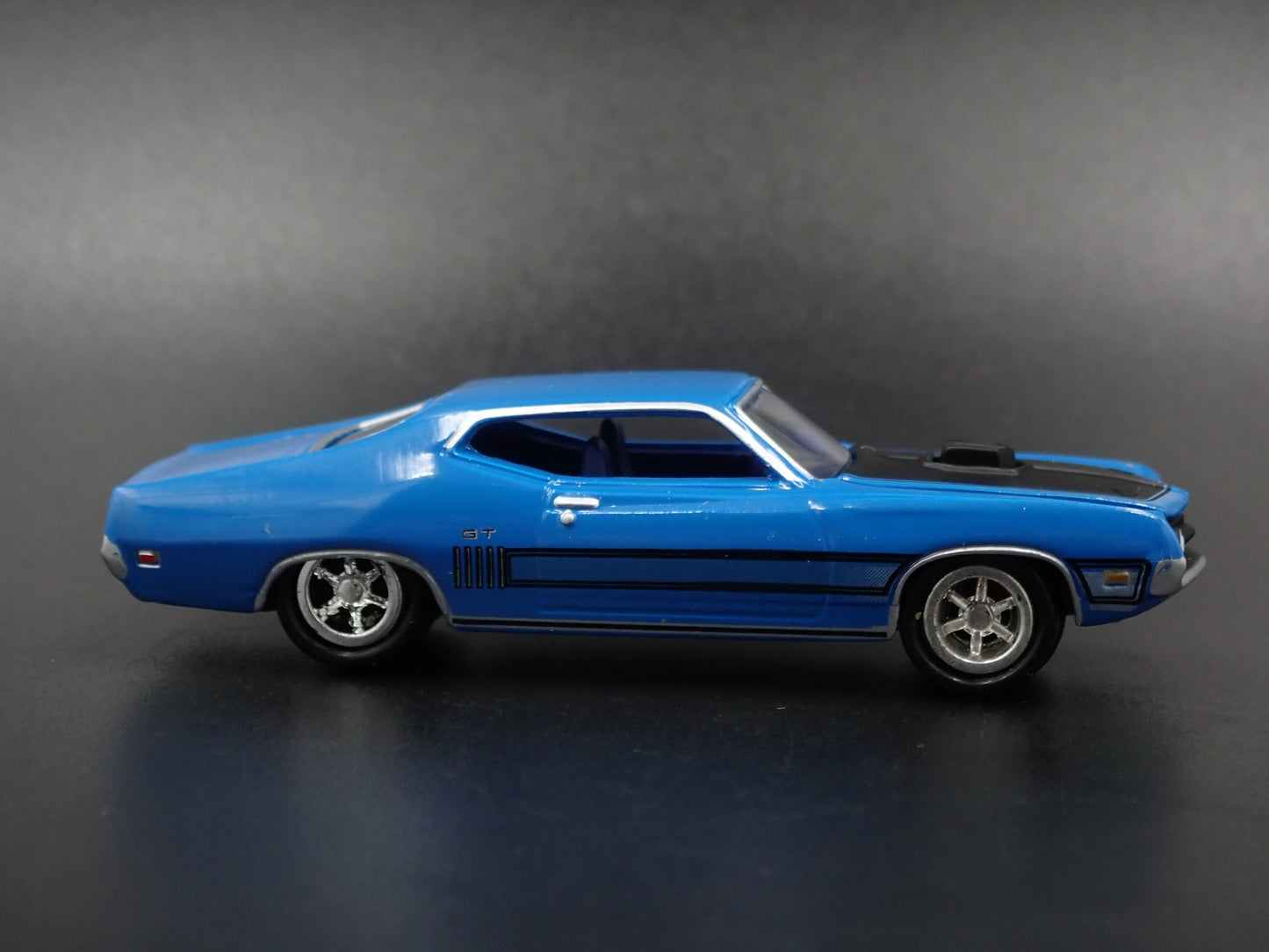 1970 70 FORD TORINO GT BLUE 1:64 SCALE COLLECTIBLE DIORAMA DIECAST MODEL CAR