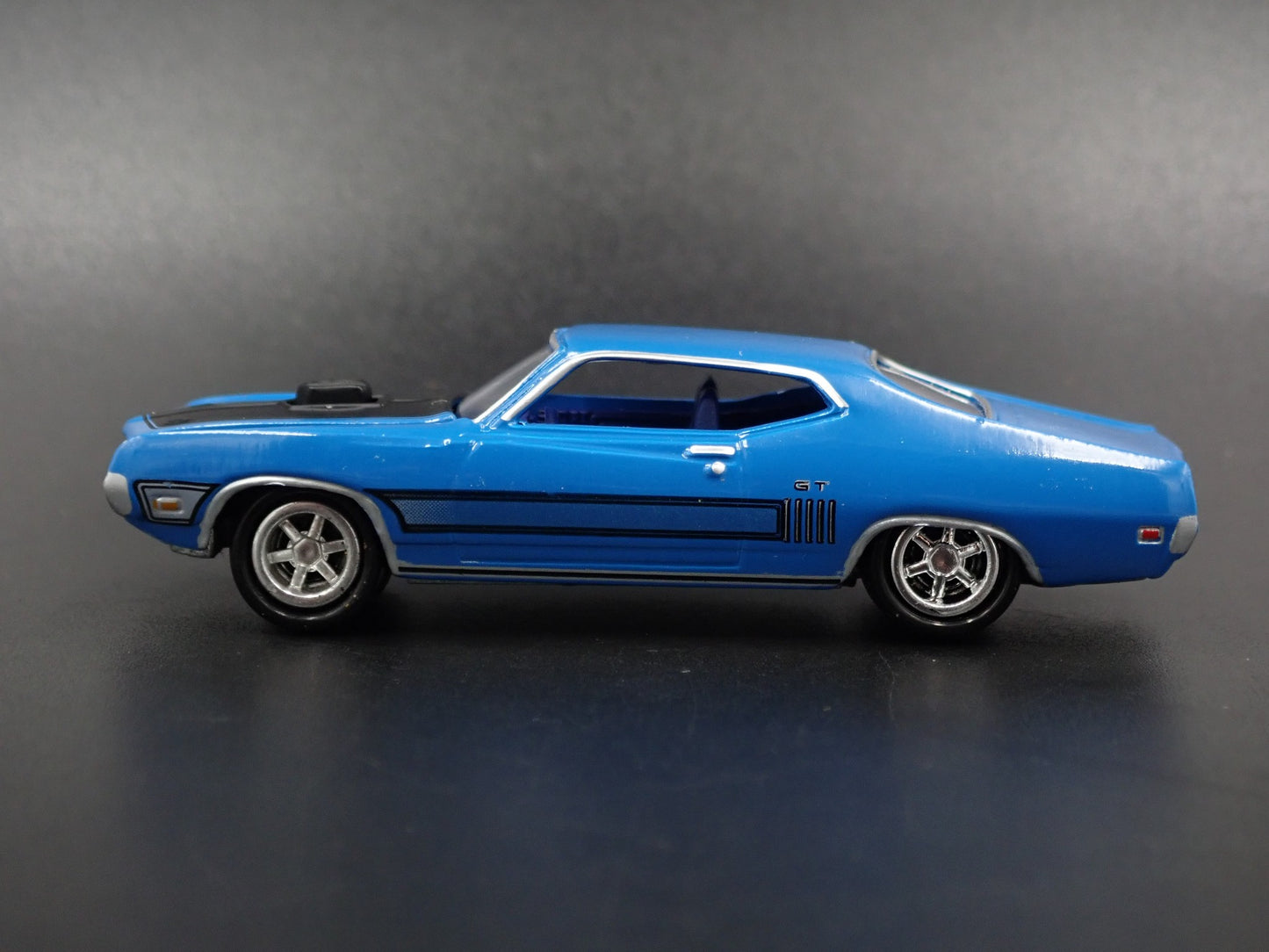 1970 70 FORD TORINO GT BLUE 1:64 SCALE COLLECTIBLE DIORAMA DIECAST MODEL CAR