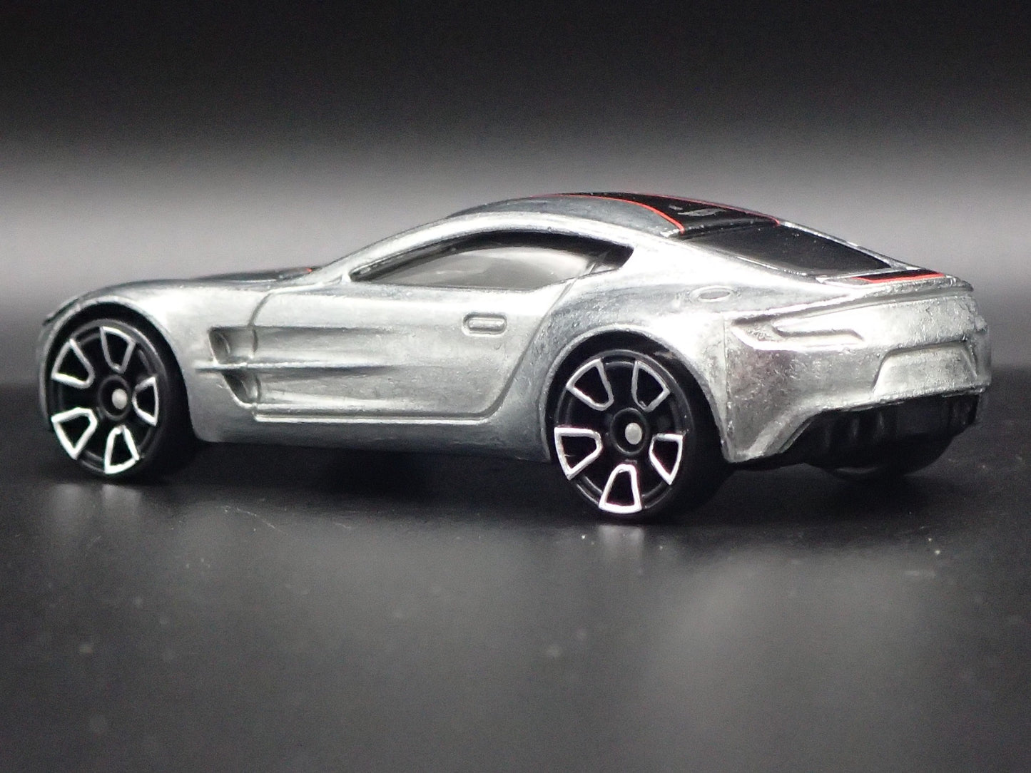 2009-2012 ASTON MARTIN ONE-77 SILVER 1/64 SCALE DIORAMA DIECAST MODEL CAR