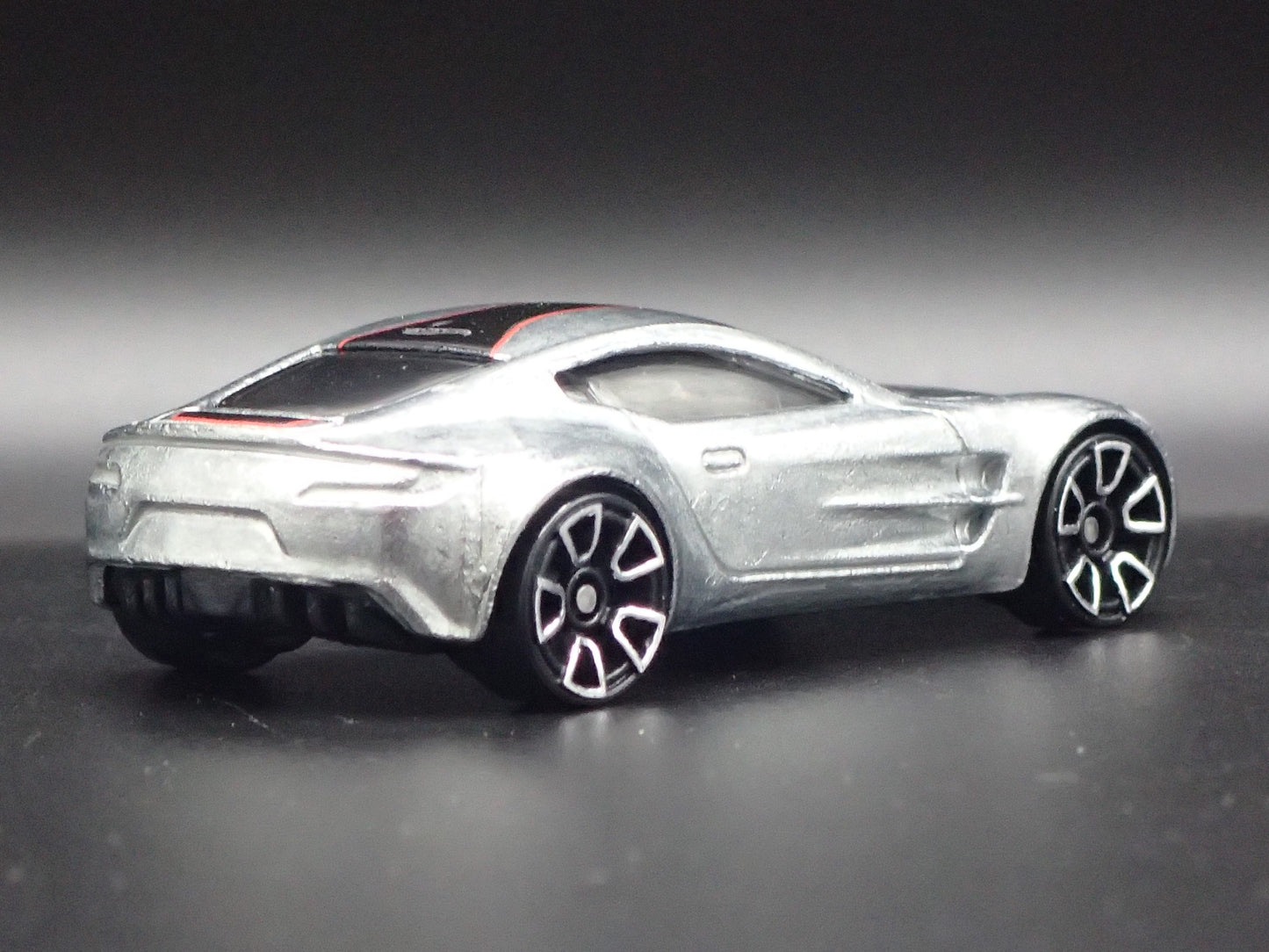 2009-2012 ASTON MARTIN ONE-77 SILVER 1/64 SCALE DIORAMA DIECAST MODEL CAR
