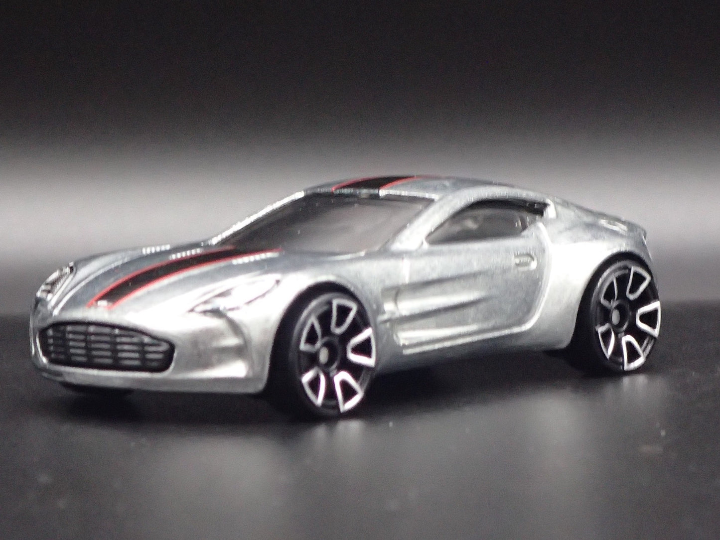 2009-2012 ASTON MARTIN ONE-77 SILVER 1/64 SCALE DIORAMA DIECAST MODEL CAR