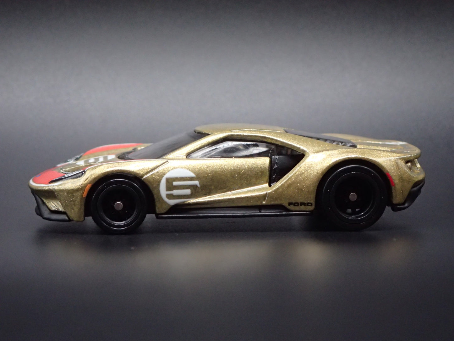 2017-2022 FORD GT RACING #5 SUPERCAR GOLD 1:64 SCALE DIORAMA DIECAST MODEL CAR