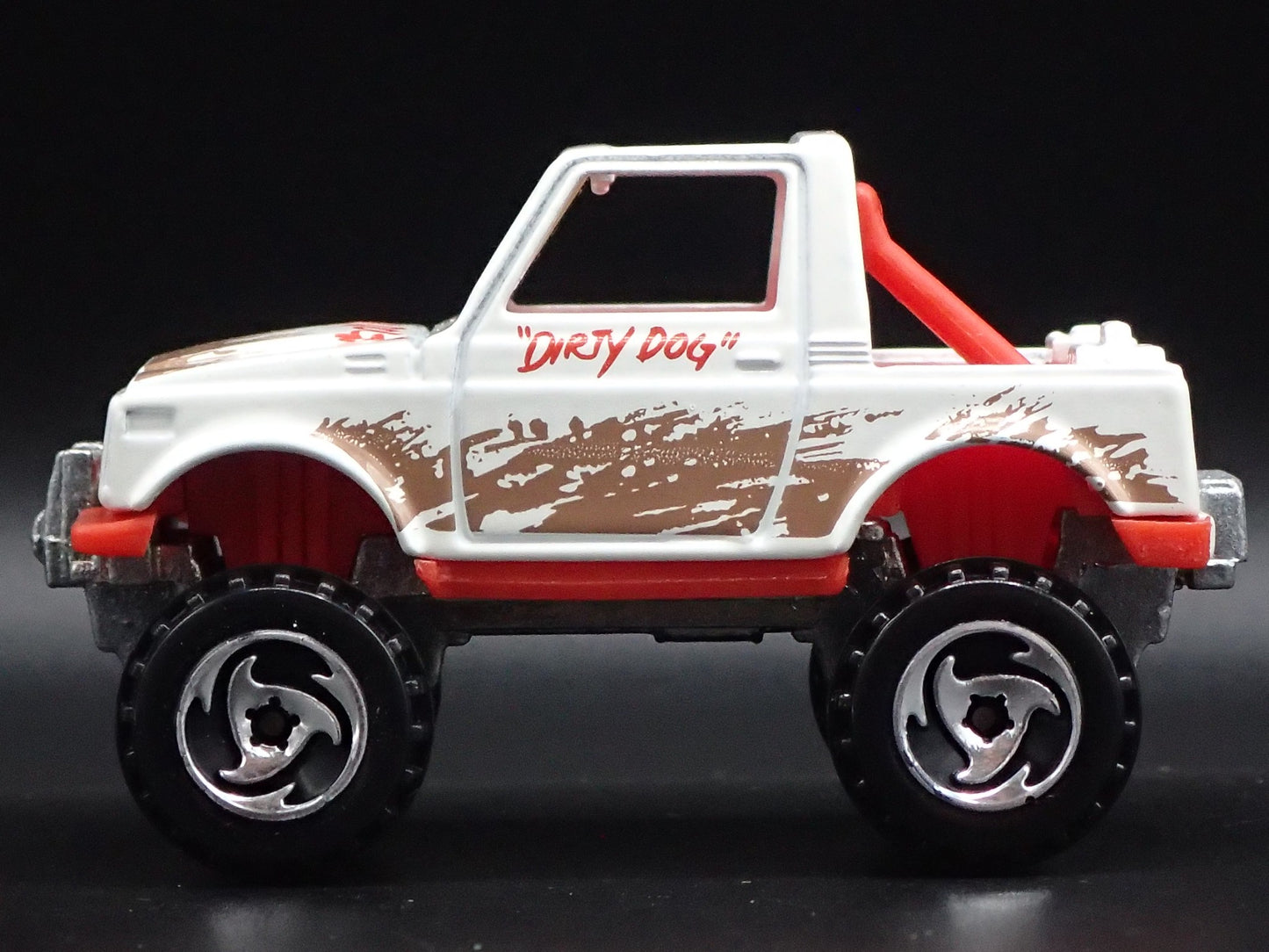 1992-1998 SUZUKI SAMURAI TRUCK 1:64 SCALE COLLECTIBLE DIORAMA DIECAST MODEL CAR