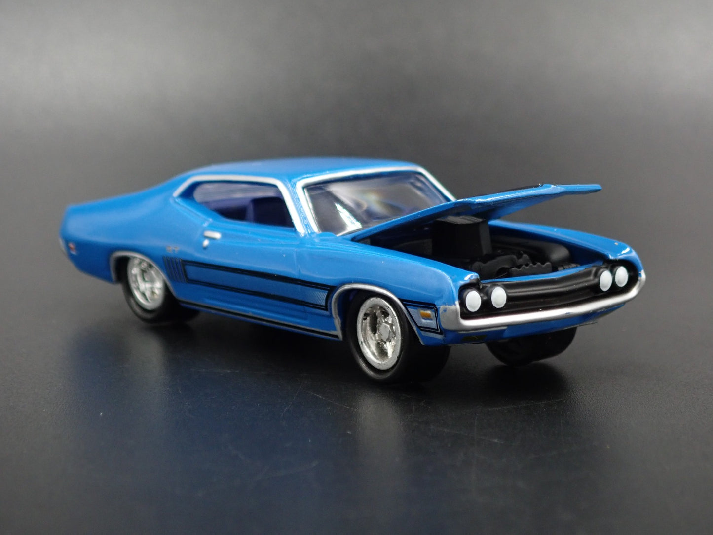 1970 70 FORD TORINO GT BLUE 1:64 SCALE COLLECTIBLE DIORAMA DIECAST MODEL CAR