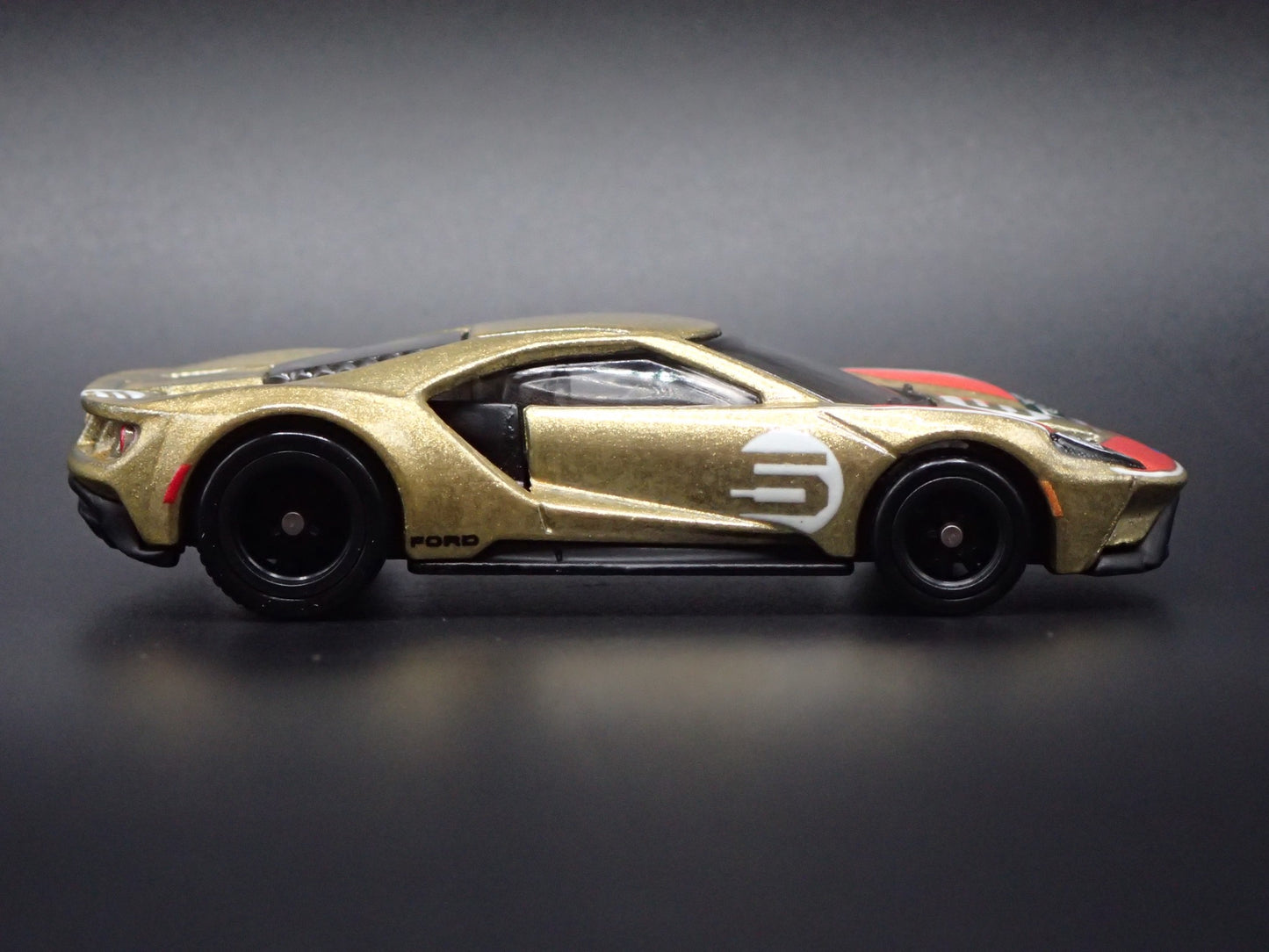2017-2022 FORD GT RACING #5 SUPERCAR GOLD 1:64 SCALE DIORAMA DIECAST MODEL CAR