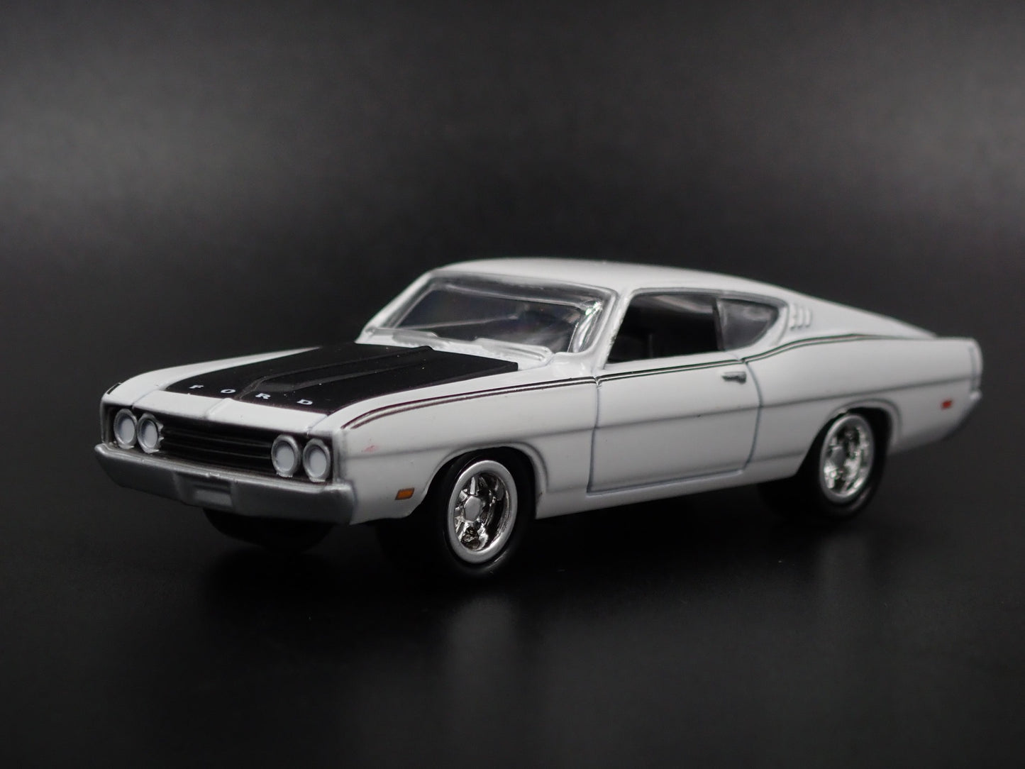 1969 69 FORD TORINO TALLADEGA 1:64 SCALE COLLECTIBLE DIORAMA DIECAST MODEL CAR