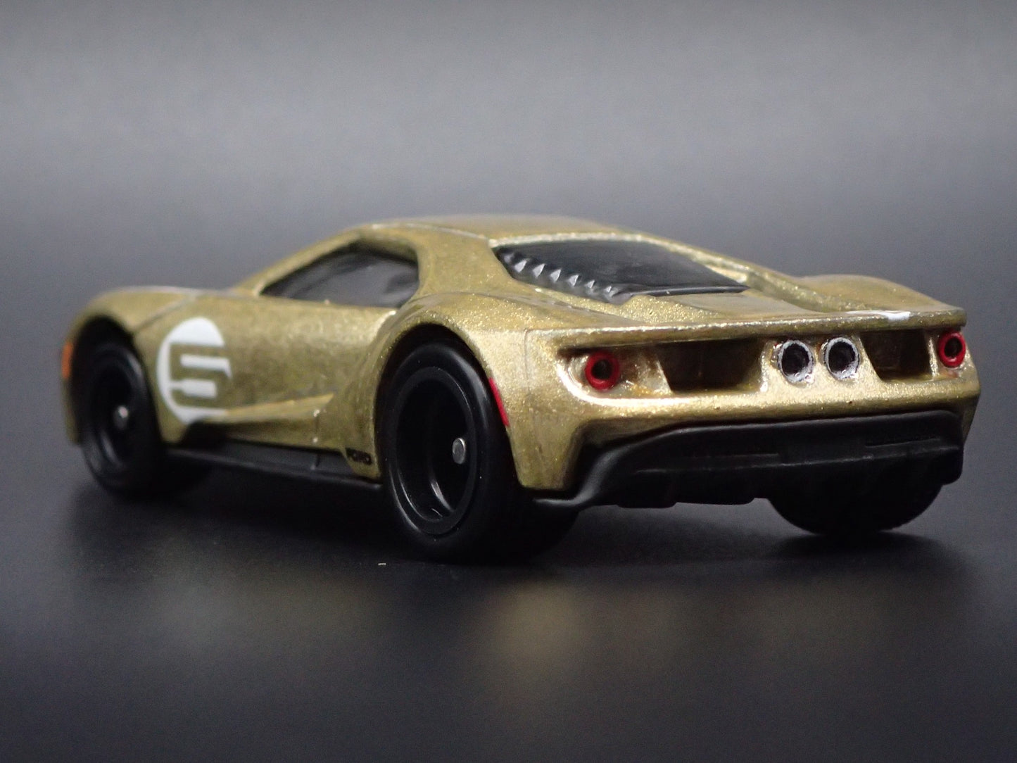 2017-2022 FORD GT RACING #5 SUPERCAR GOLD 1:64 SCALE DIORAMA DIECAST MODEL CAR
