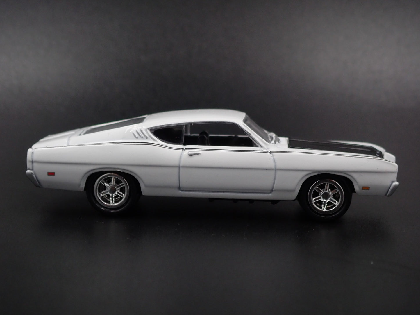 1969 69 FORD TORINO TALLADEGA 1:64 SCALE COLLECTIBLE DIORAMA DIECAST MODEL CAR