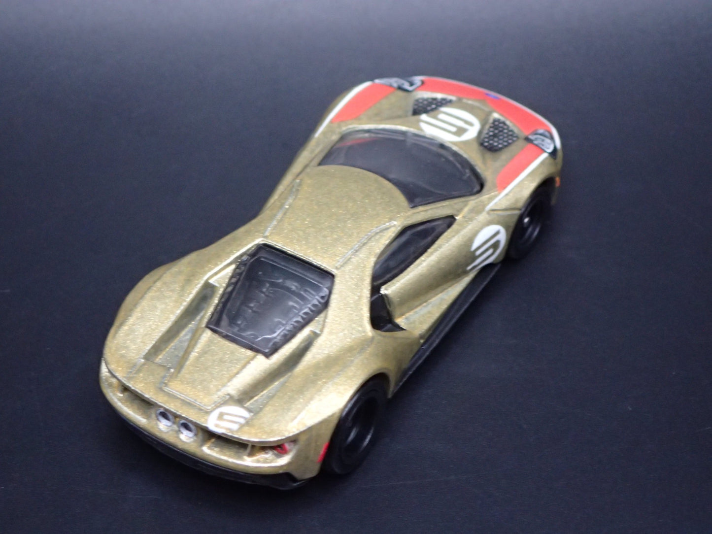 2017-2022 FORD GT RACING #5 SUPERCAR GOLD 1:64 SCALE DIORAMA DIECAST MODEL CAR