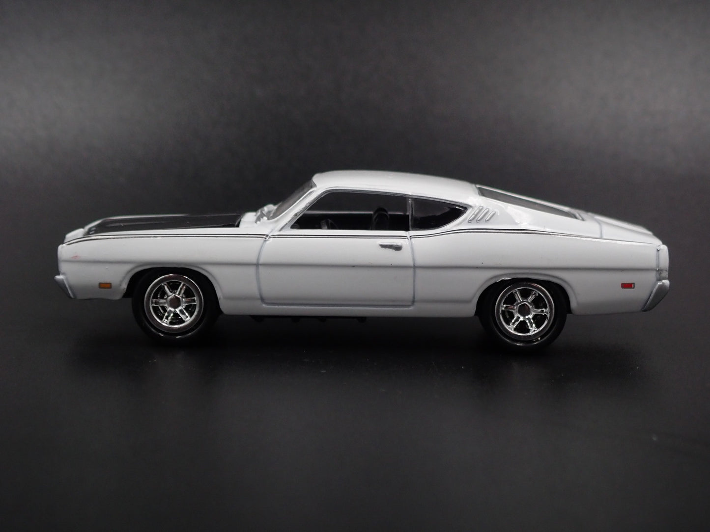 1969 69 FORD TORINO TALLADEGA 1:64 SCALE COLLECTIBLE DIORAMA DIECAST MODEL CAR