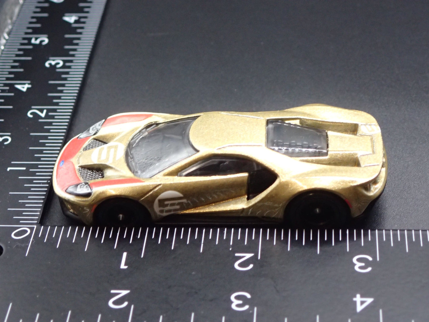 2017-2022 FORD GT RACING #5 SUPERCAR GOLD 1:64 SCALE DIORAMA DIECAST MODEL CAR