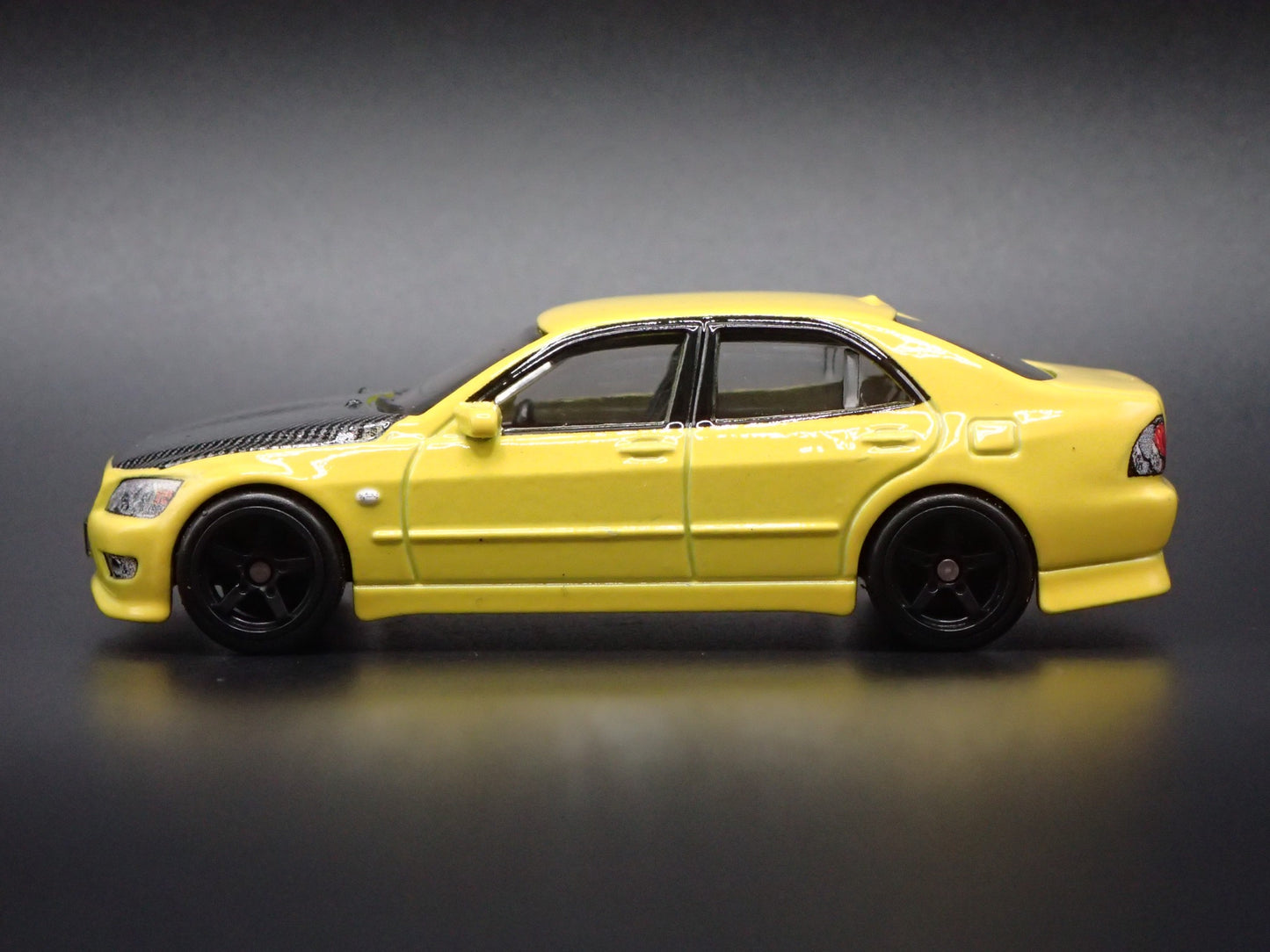 1998-2005 TOYOTA ALTEZZA LEXUS YELLOW 1:64 SCALE DIORAMA DIECAST MODEL CAR