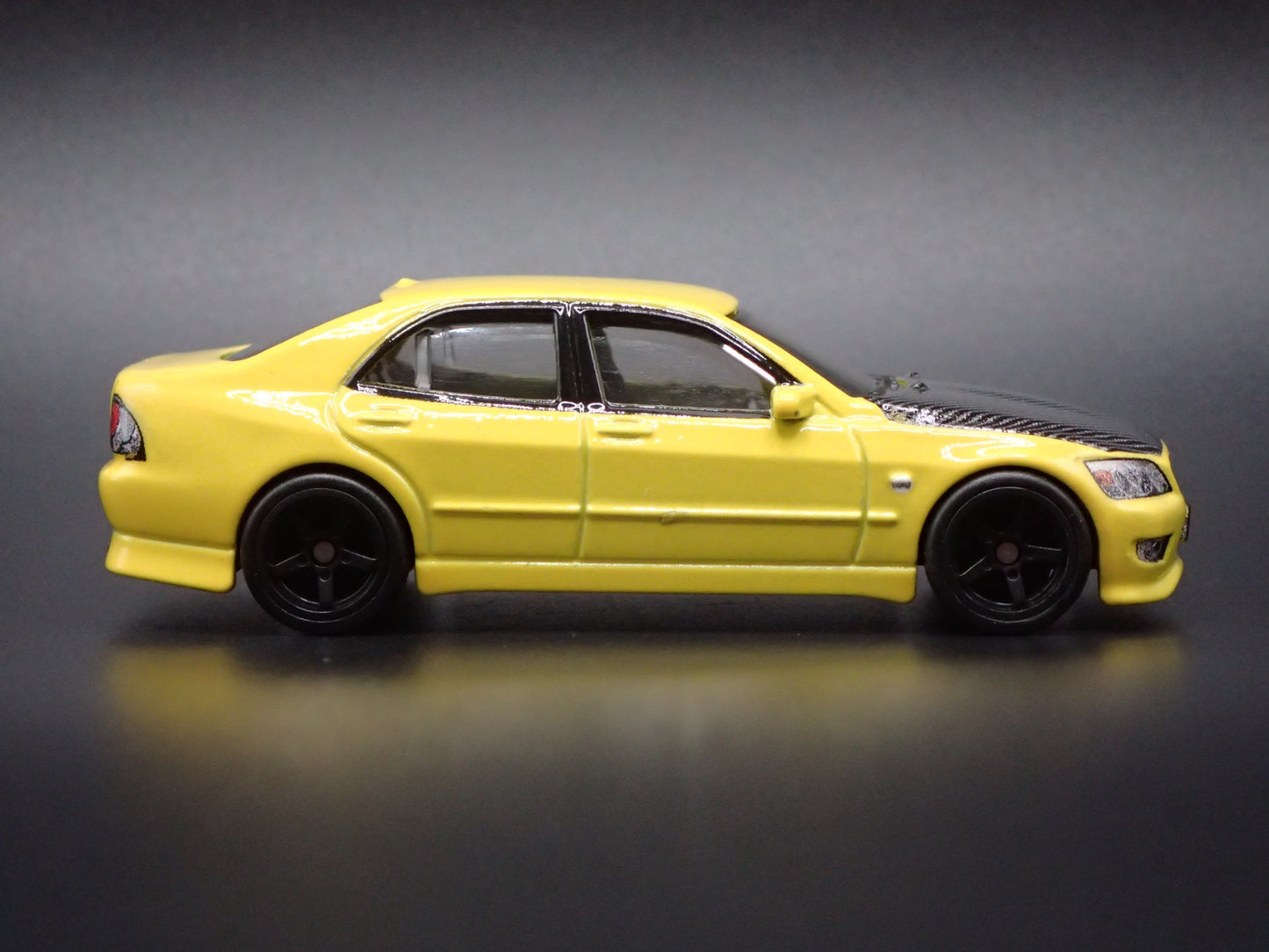 1998-2005 TOYOTA ALTEZZA LEXUS YELLOW 1:64 SCALE DIORAMA DIECAST MODEL CAR