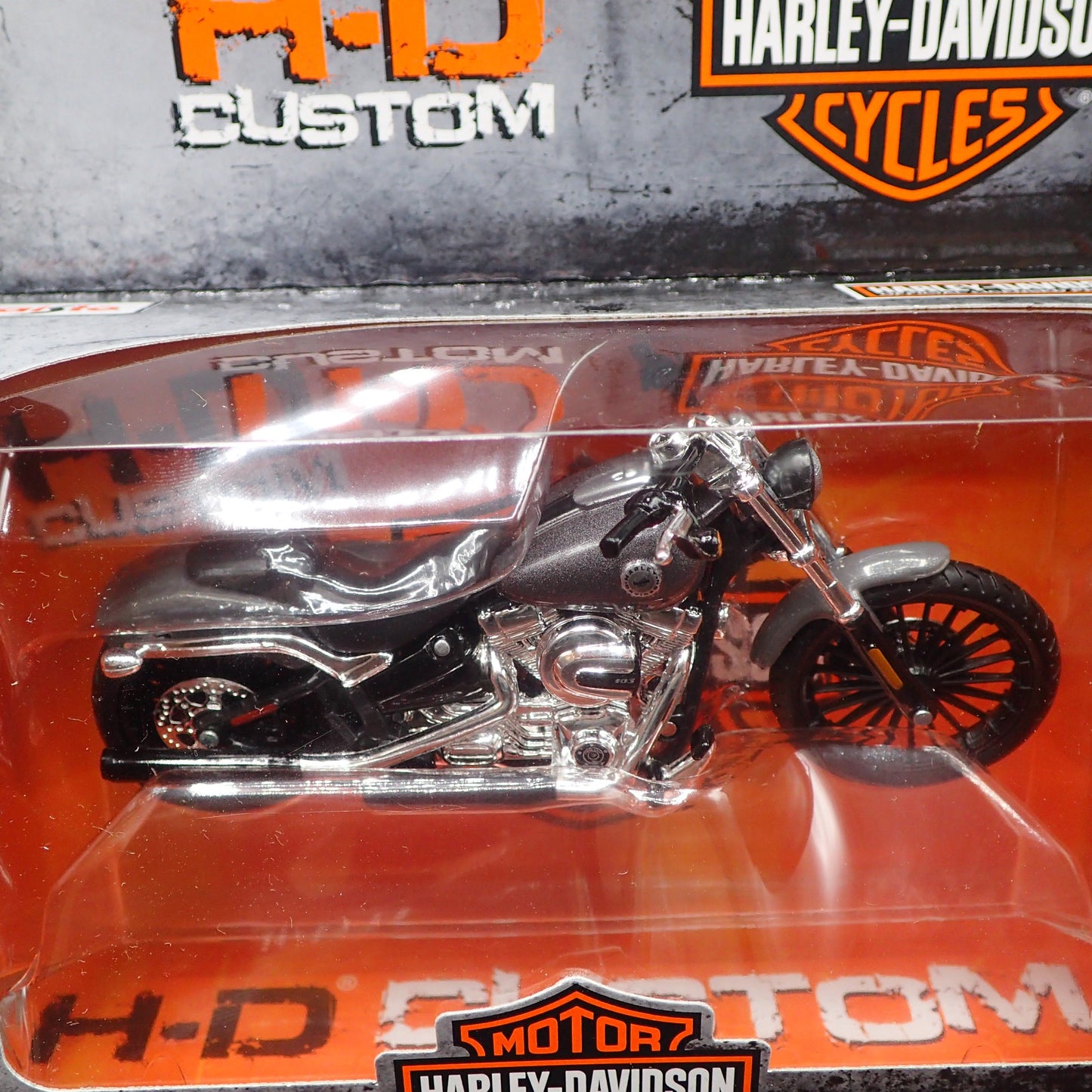 2016 16 BREAKOUT HARLEY DAVIDSON MOTORCYCLE MAISTO SERIES 40 1/18 MODEL BIKE