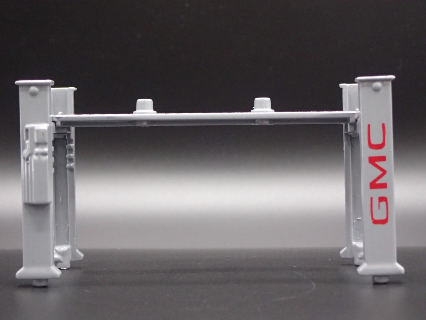 GMC 1:64 SCALE AUTO SHOP MECHANIC GARAGE 4 POST CAR LIFT DIORAMA MODEL DISPLAY