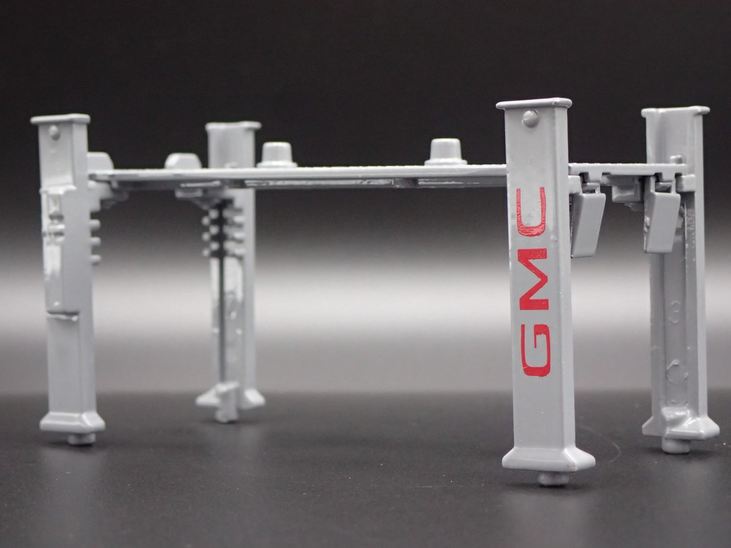 GMC 1:64 SCALE AUTO SHOP MECHANIC GARAGE 4 POST CAR LIFT DIORAMA MODEL DISPLAY