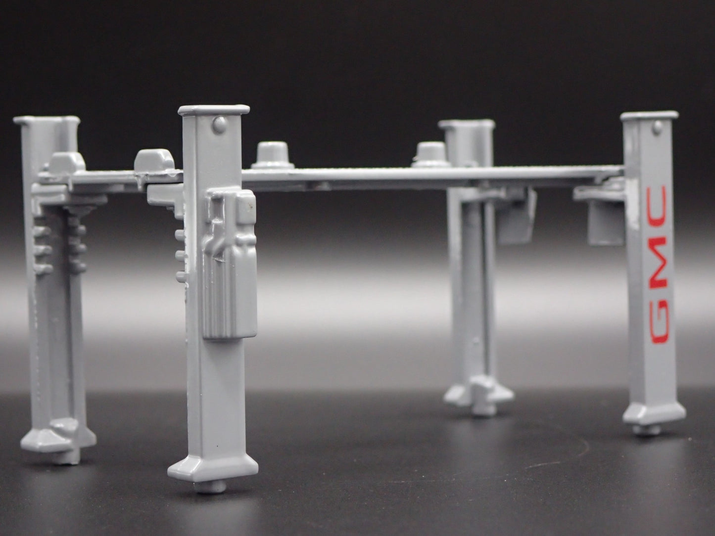 GMC 1:64 SCALE AUTO SHOP MECHANIC GARAGE 4 POST CAR LIFT DIORAMA MODEL DISPLAY