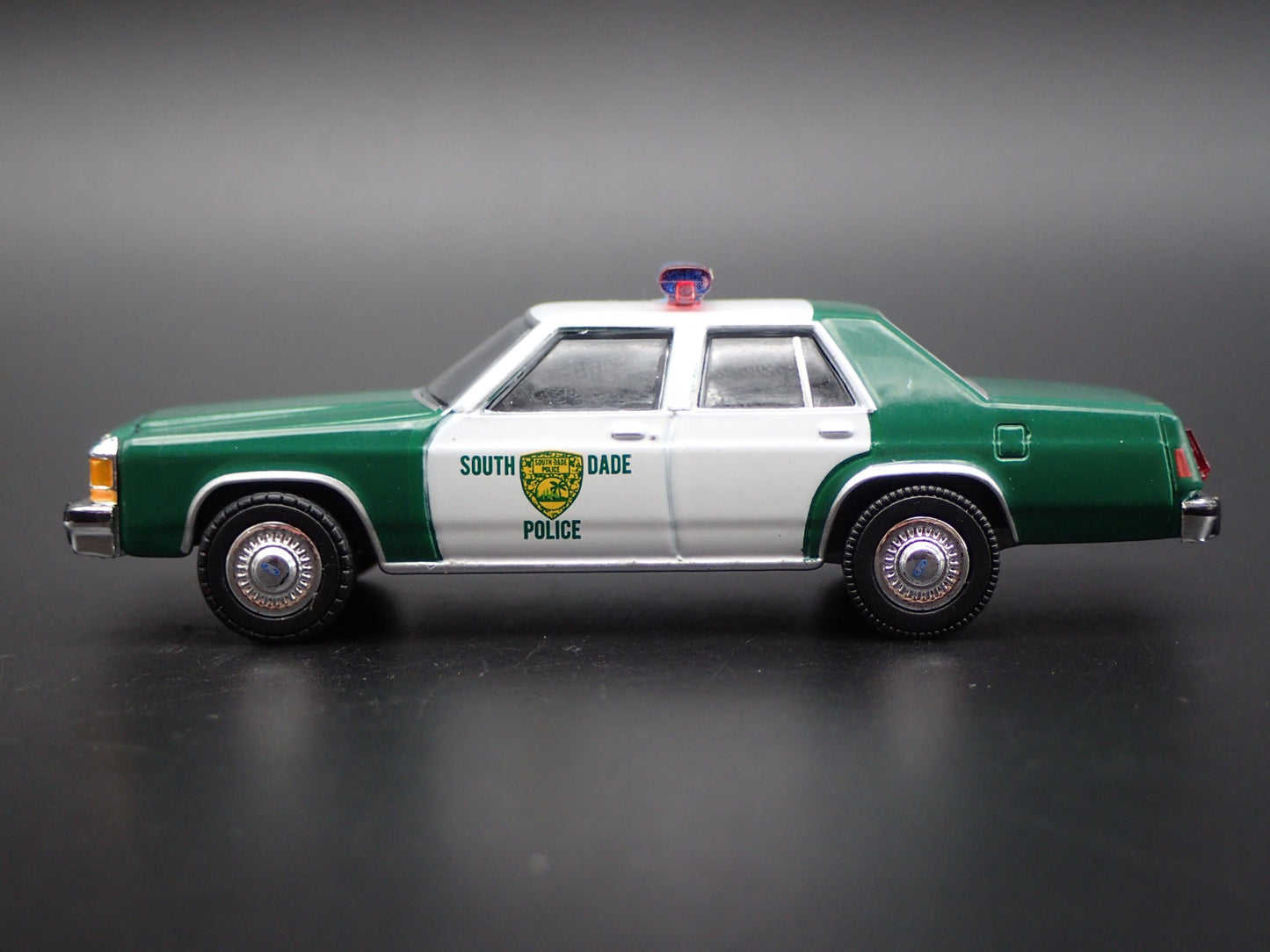 1983 83 FORD LTD CROWN VICTORIA MIAMI, FL POLICE 1:64 SCALE DIORAMA MODEL CAR