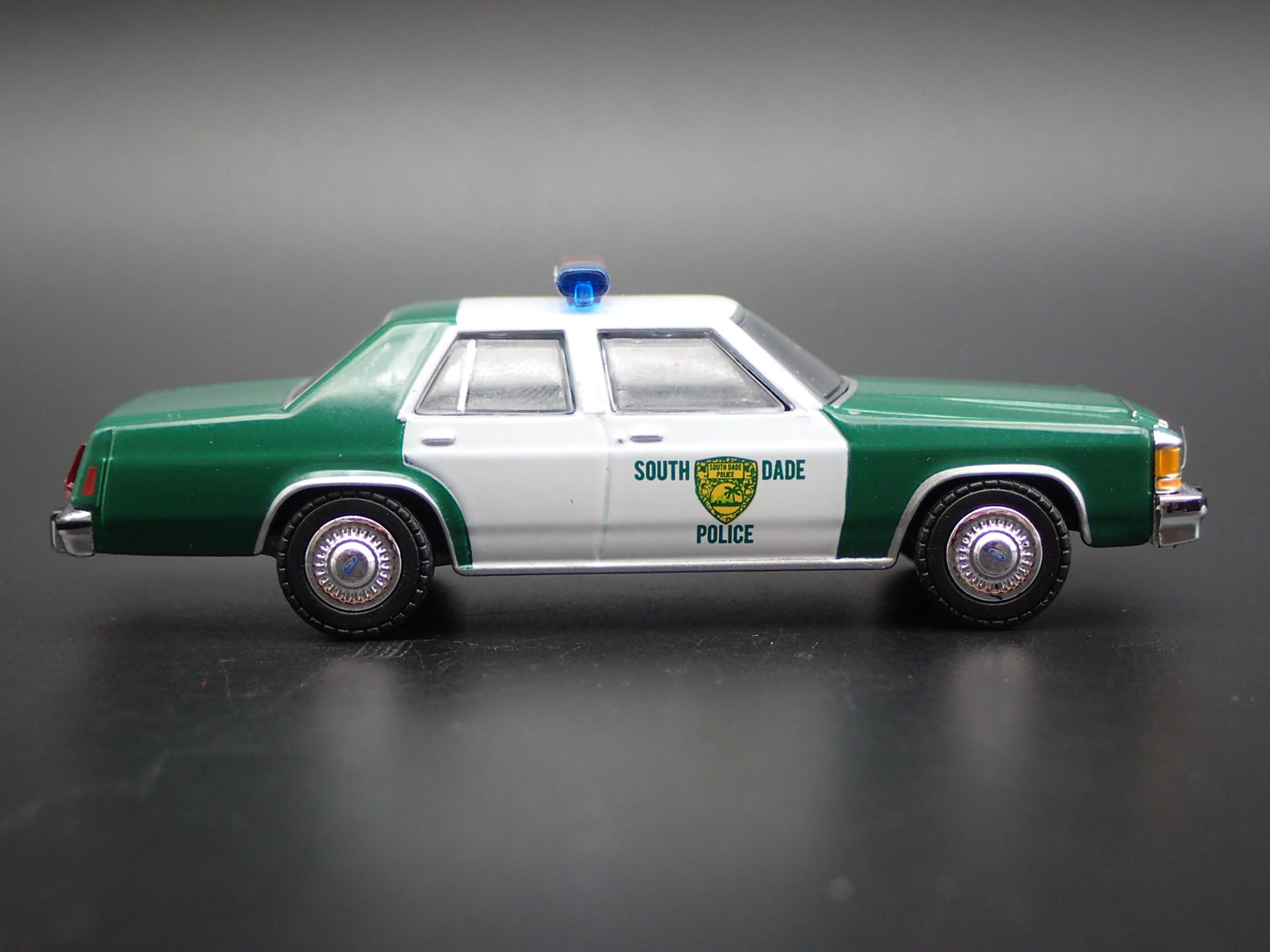 1983 83 FORD LTD CROWN VICTORIA MIAMI, FL POLICE 1:64 SCALE DIORAMA MODEL CAR