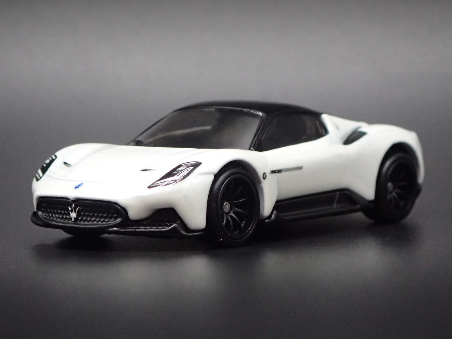 2020-2026 MASERATI MC20 WHITE 1:64 SCALE COLLECTIBLE DIORAMA DIECAST MODEL CAR