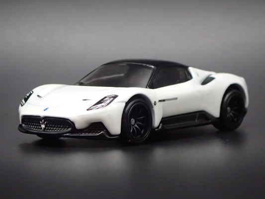 2020-2026 MASERATI MC20 WHITE 1:64 SCALE COLLECTIBLE DIORAMA DIECAST MODEL CAR
