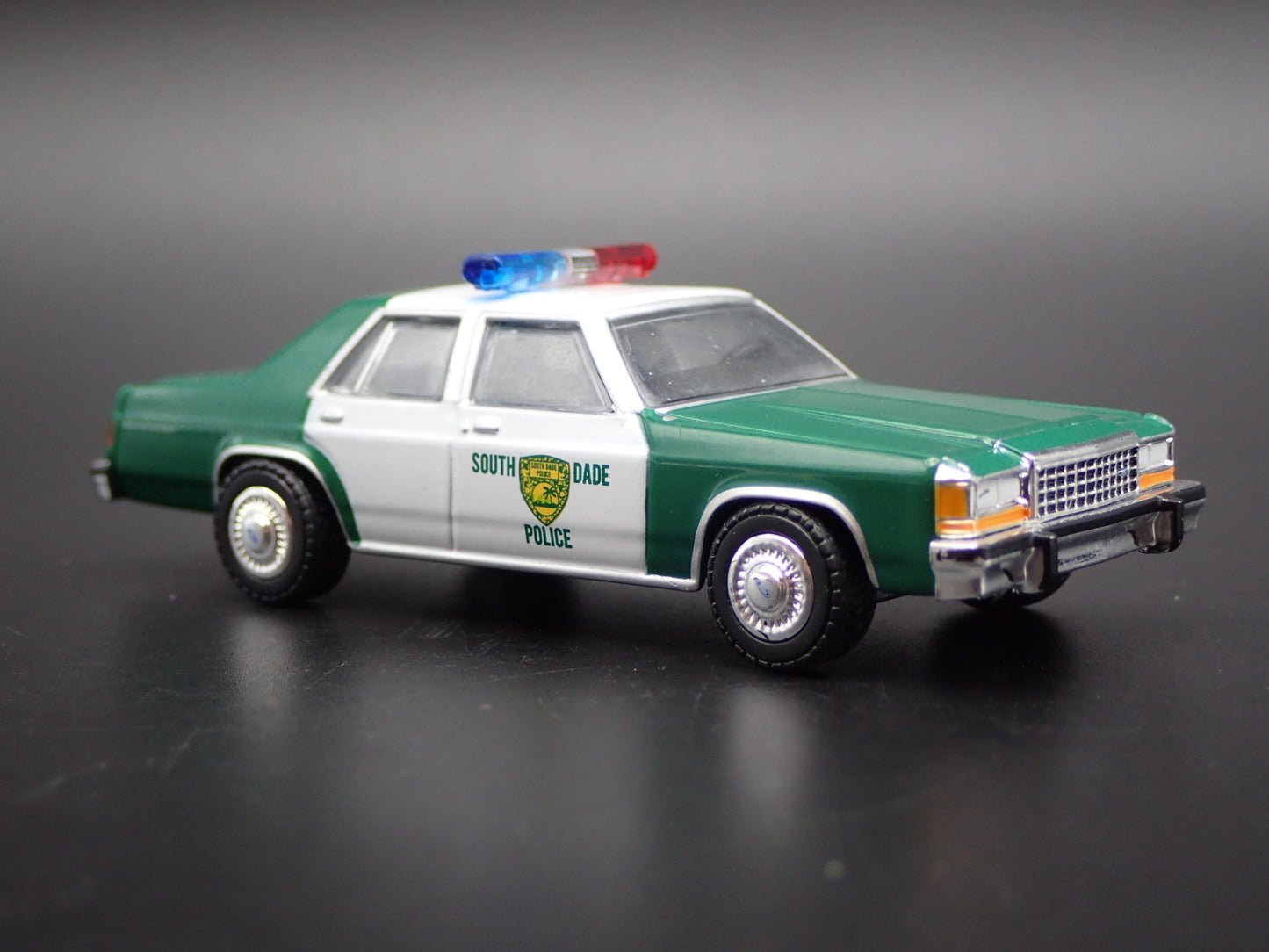 1983 83 FORD LTD CROWN VICTORIA MIAMI, FL POLICE 1:64 SCALE DIORAMA MODEL CAR