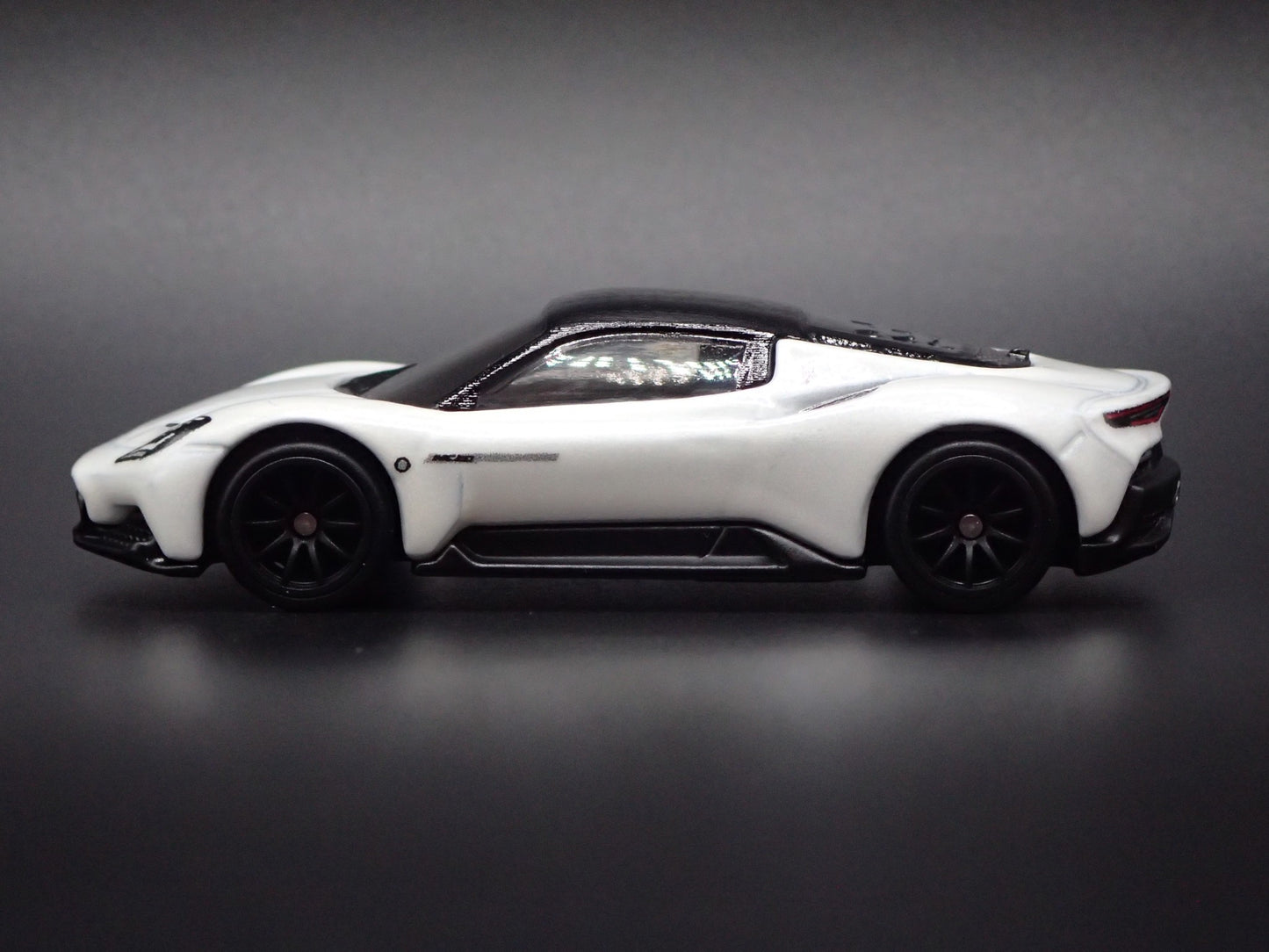 2020-2026 MASERATI MC20 WHITE 1:64 SCALE COLLECTIBLE DIORAMA DIECAST MODEL CAR