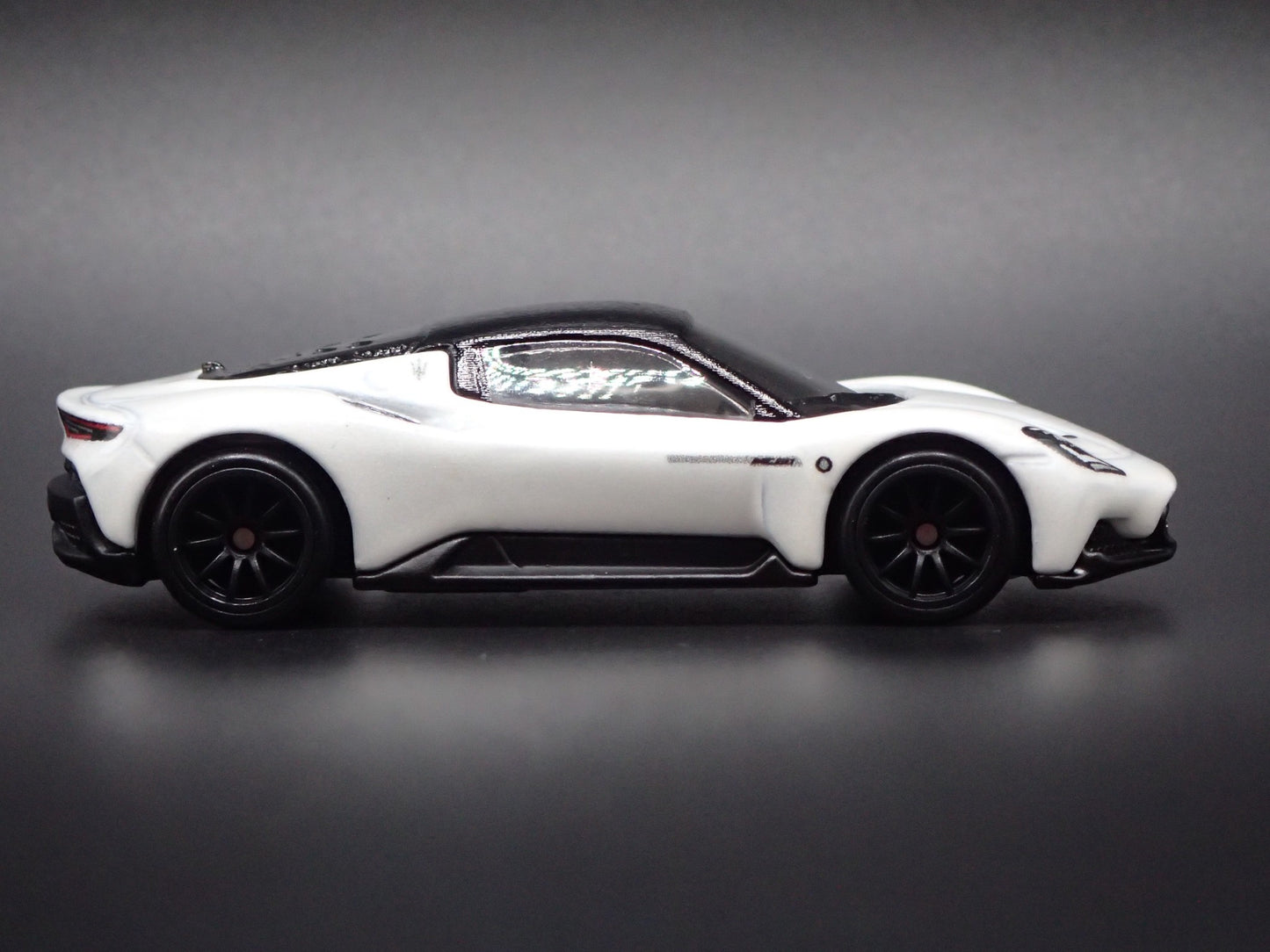 2020-2026 MASERATI MC20 WHITE 1:64 SCALE COLLECTIBLE DIORAMA DIECAST MODEL CAR