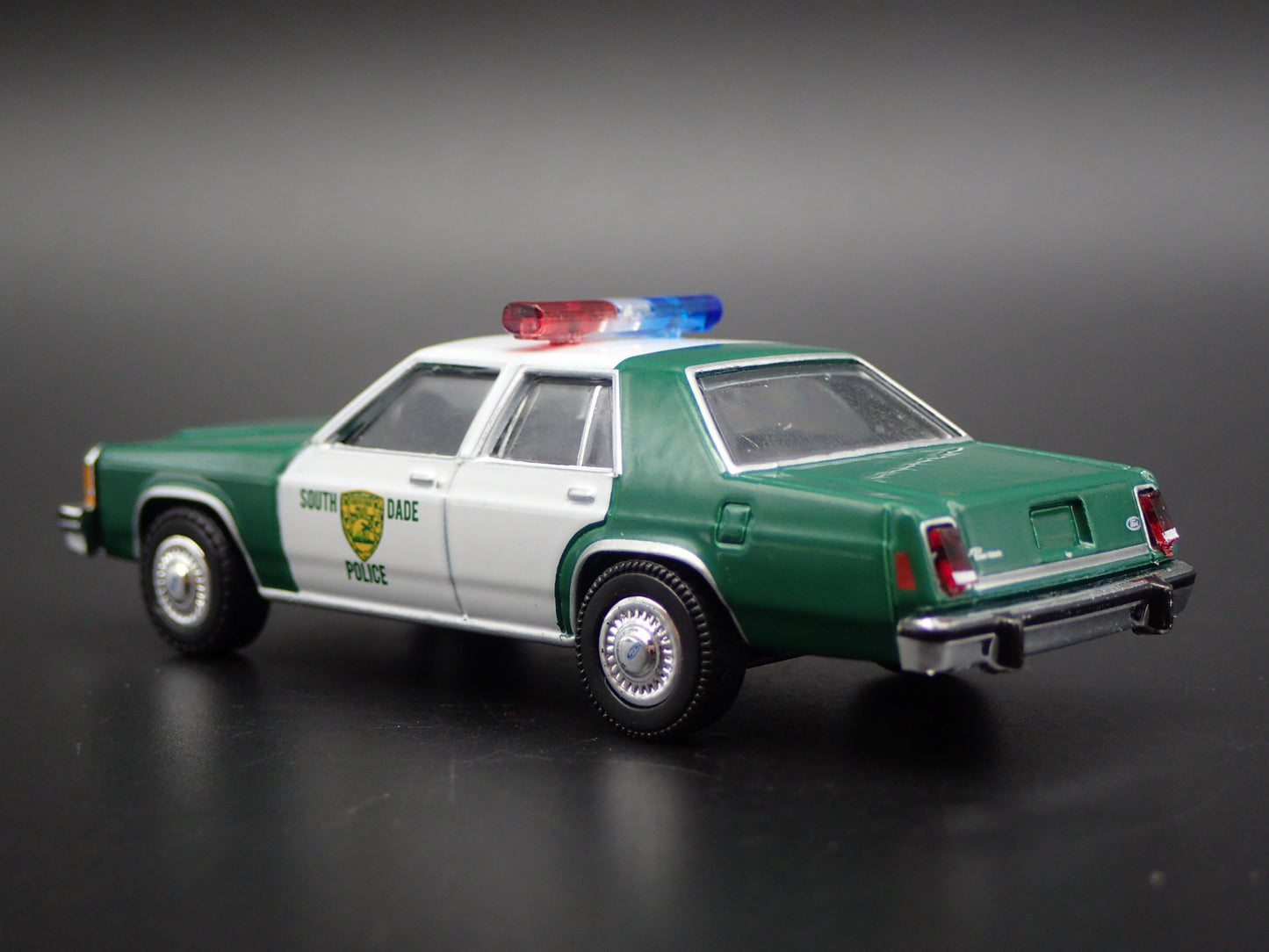 1983 83 FORD LTD CROWN VICTORIA MIAMI, FL POLICE 1:64 SCALE DIORAMA MODEL CAR