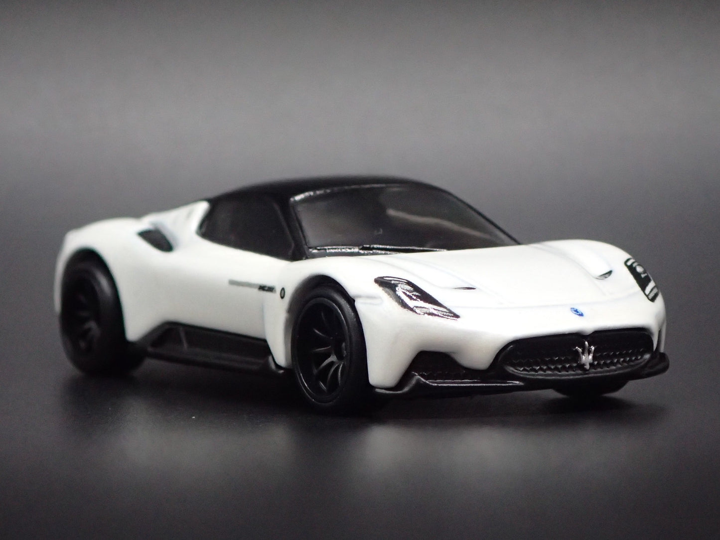 2020-2026 MASERATI MC20 WHITE 1:64 SCALE COLLECTIBLE DIORAMA DIECAST MODEL CAR