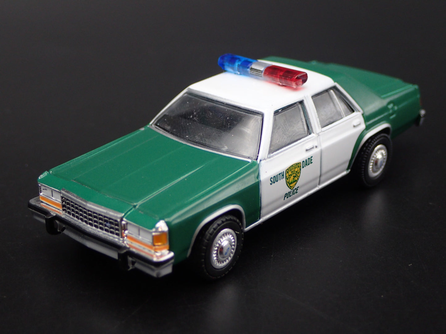 1983 83 FORD LTD CROWN VICTORIA MIAMI, FL POLICE 1:64 SCALE DIORAMA MODEL CAR