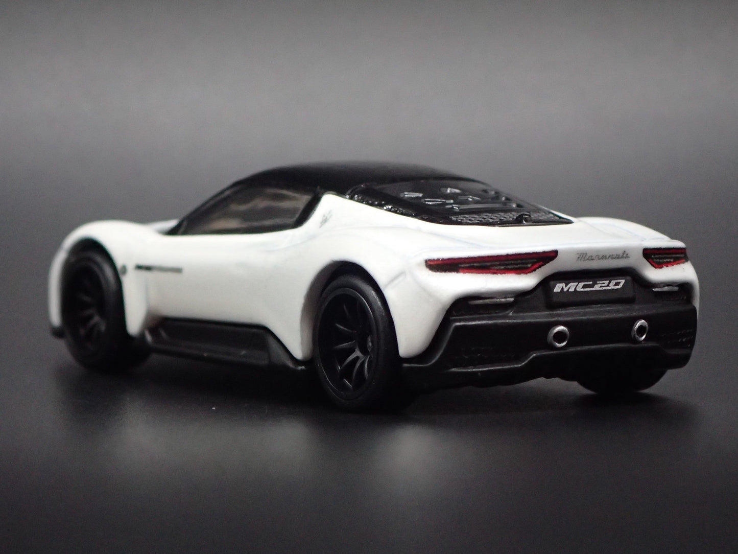 2020-2026 MASERATI MC20 WHITE 1:64 SCALE COLLECTIBLE DIORAMA DIECAST MODEL CAR