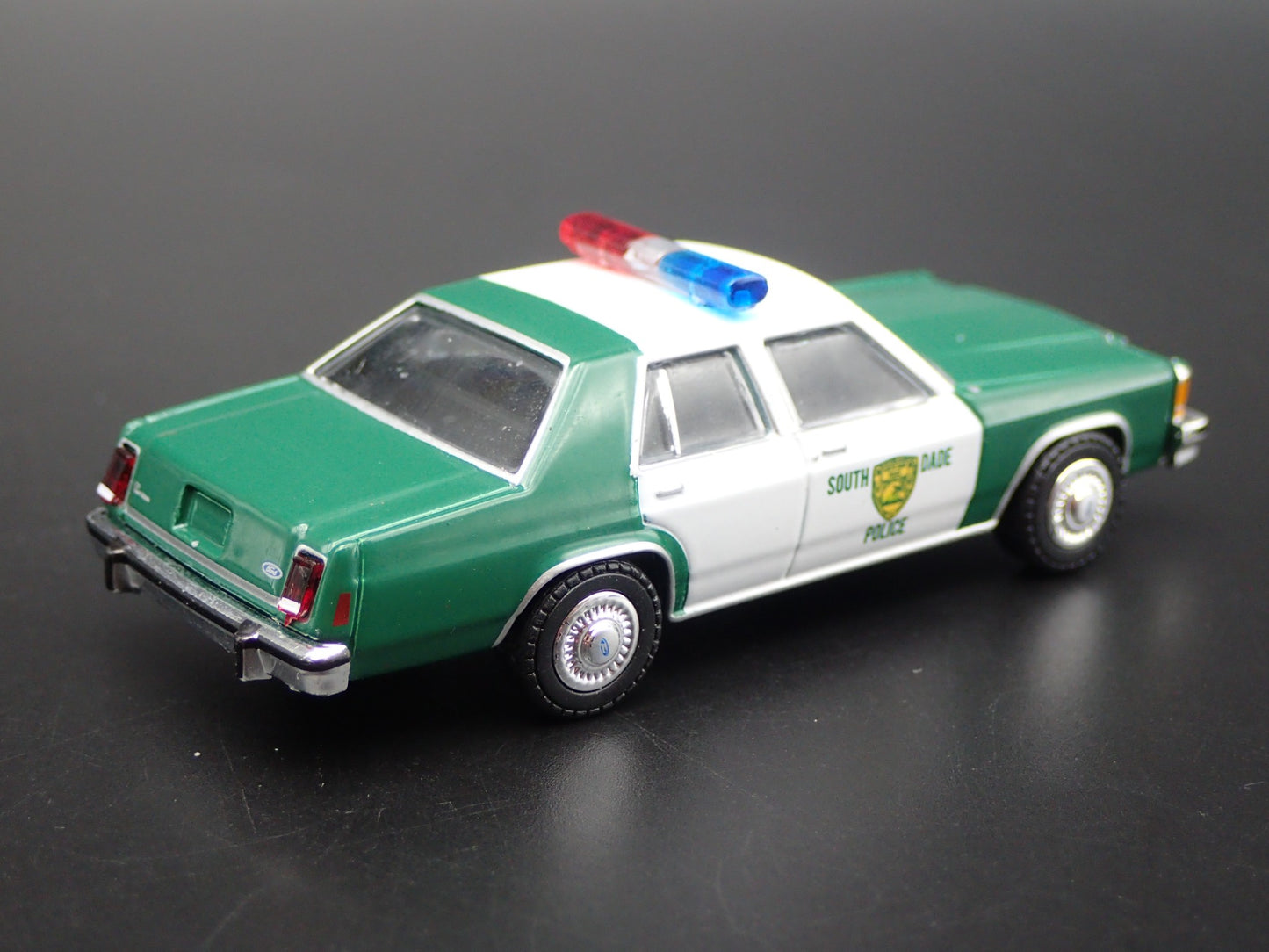 1983 83 FORD LTD CROWN VICTORIA MIAMI, FL POLICE 1:64 SCALE DIORAMA MODEL CAR
