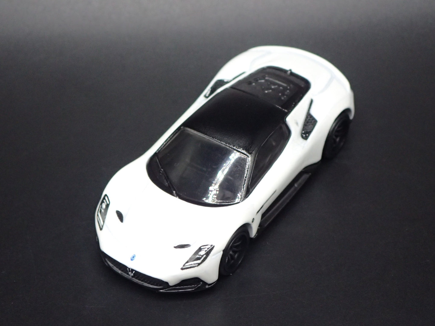 2020-2026 MASERATI MC20 WHITE 1:64 SCALE COLLECTIBLE DIORAMA DIECAST MODEL CAR