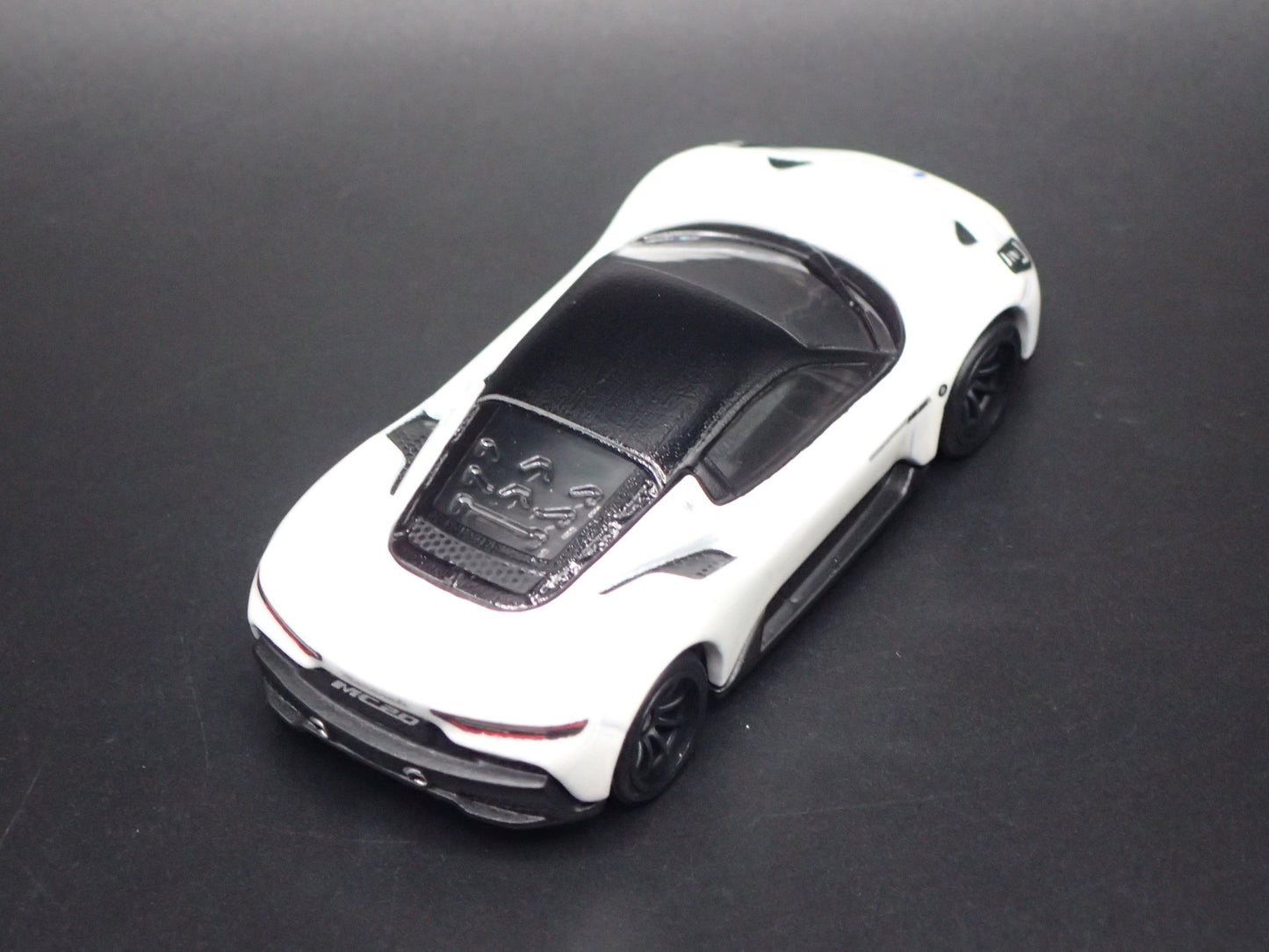 2020-2026 MASERATI MC20 WHITE 1:64 SCALE COLLECTIBLE DIORAMA DIECAST MODEL CAR