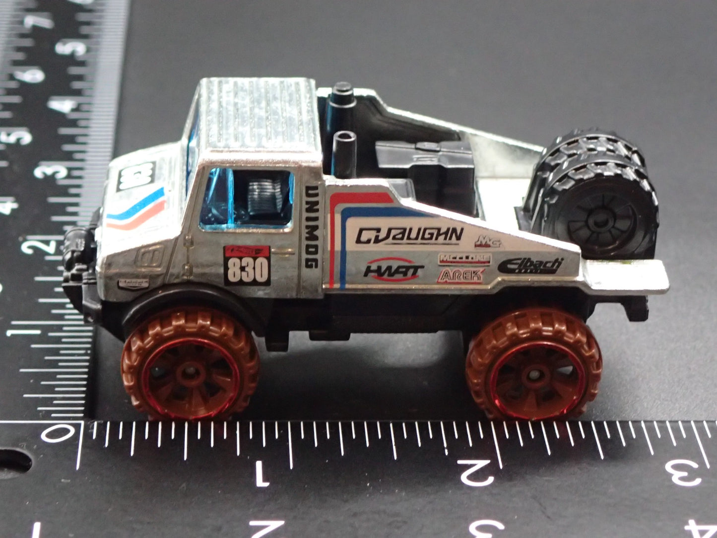 MERCEDES-BENZ UNIMOG 1300 UTILITY TRUCK 1:64 SCALE DIORAMA DIECAST MODEL CAR