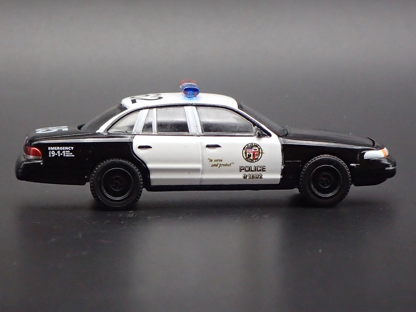 1992 92 FORD CROWN VICTORIA POLICE INTERCEPTOR LAPD 1:64 SCALE DIECAST MODEL CAR