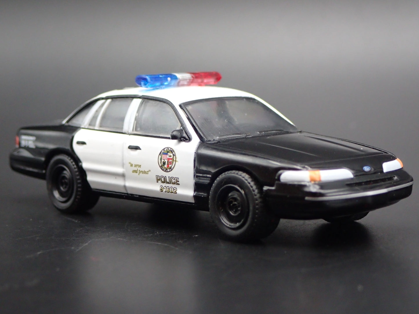 1992 92 FORD CROWN VICTORIA POLICE INTERCEPTOR LAPD 1:64 SCALE DIECAST MODEL CAR